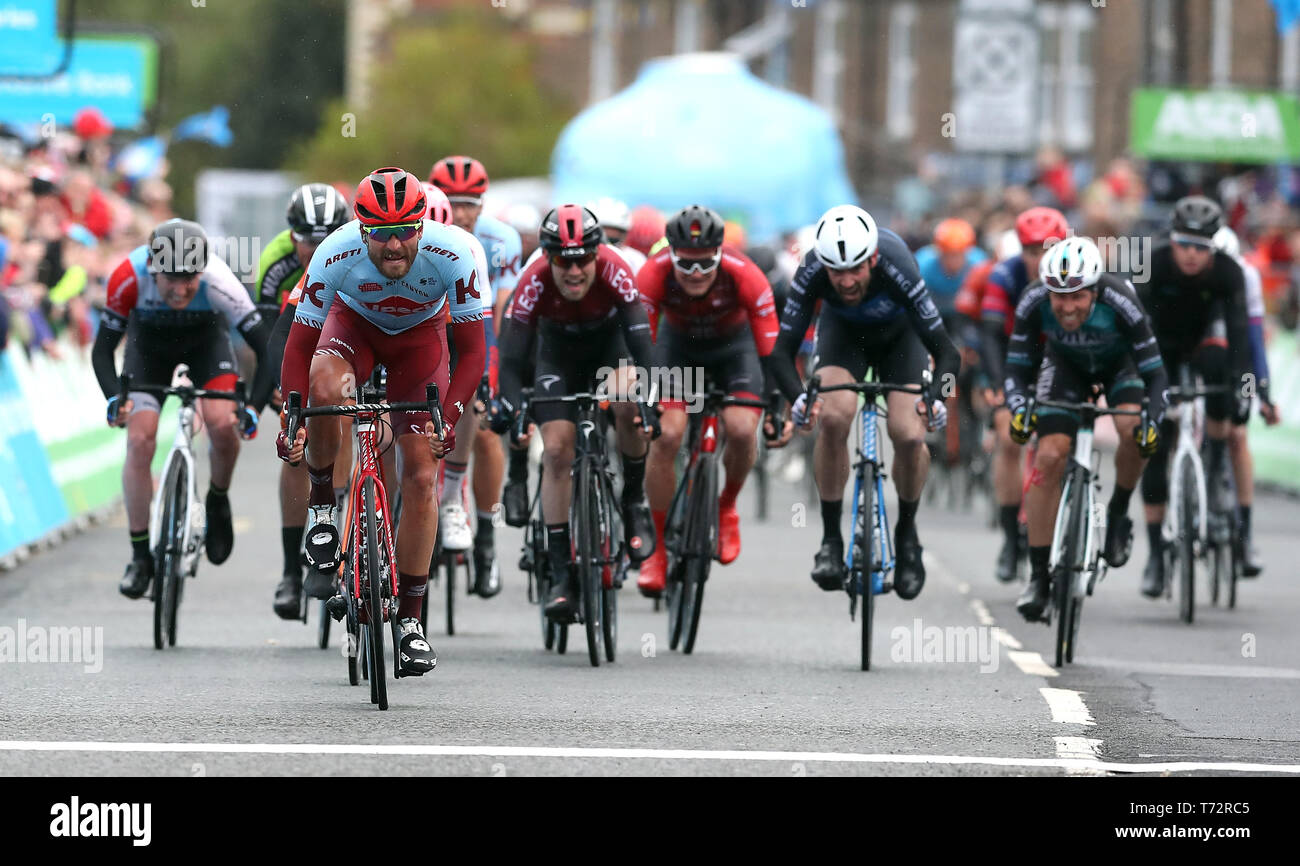 Team Katusha Alpecin's Rick Zabel (terza a sinistra) attraversa la linea del traguardo per vincere la fase due del Tour de Yorkshire. Foto Stock