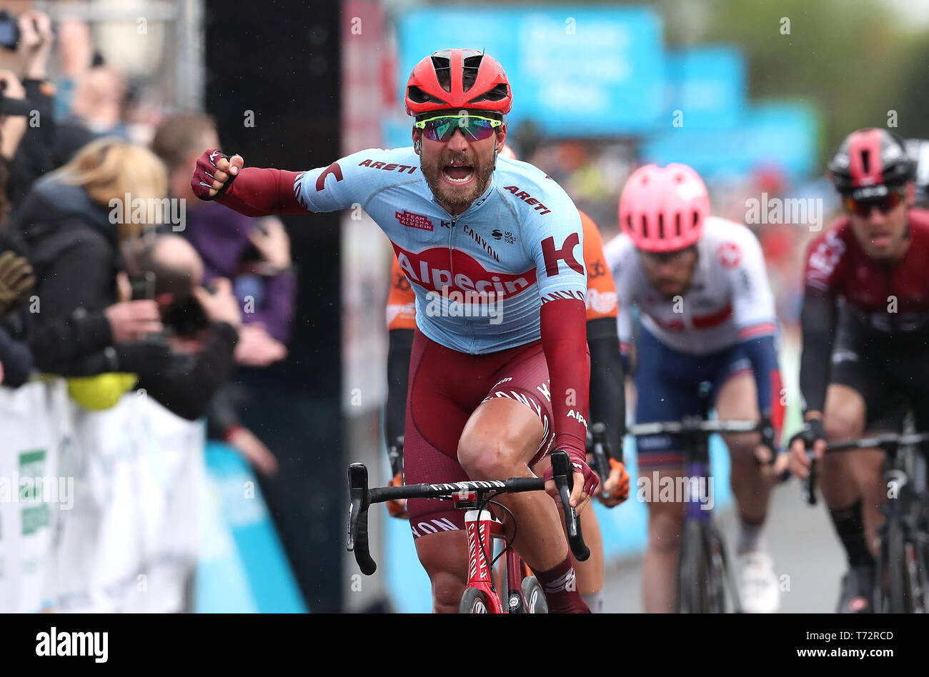 Team Katusha Alpecin's Rick Zabel attraversa la linea del traguardo per vincere la fase due del Tour de Yorkshire. Foto Stock