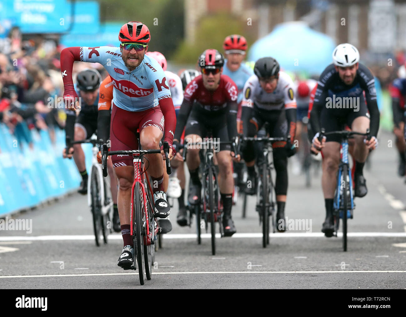 Team Katusha Alpecin's Rick Zabel attraversa la linea del traguardo per vincere la fase due del Tour de Yorkshire. Foto Stock