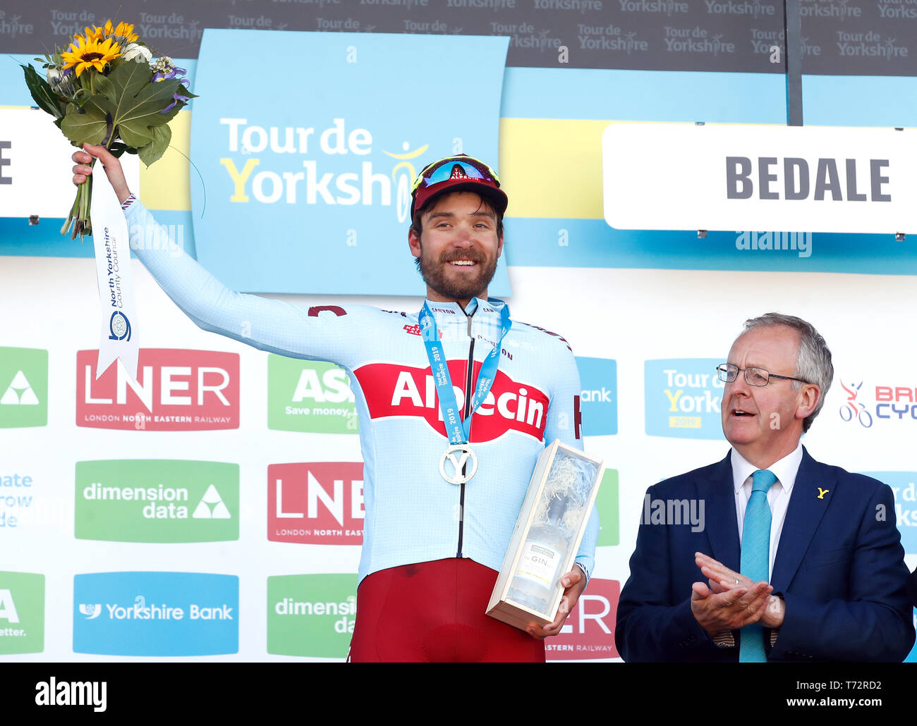 Team Katusha Alpecin's Rick Zabel sul podio dopo aver vinto la fase due del Tour de Yorkshire. Foto Stock