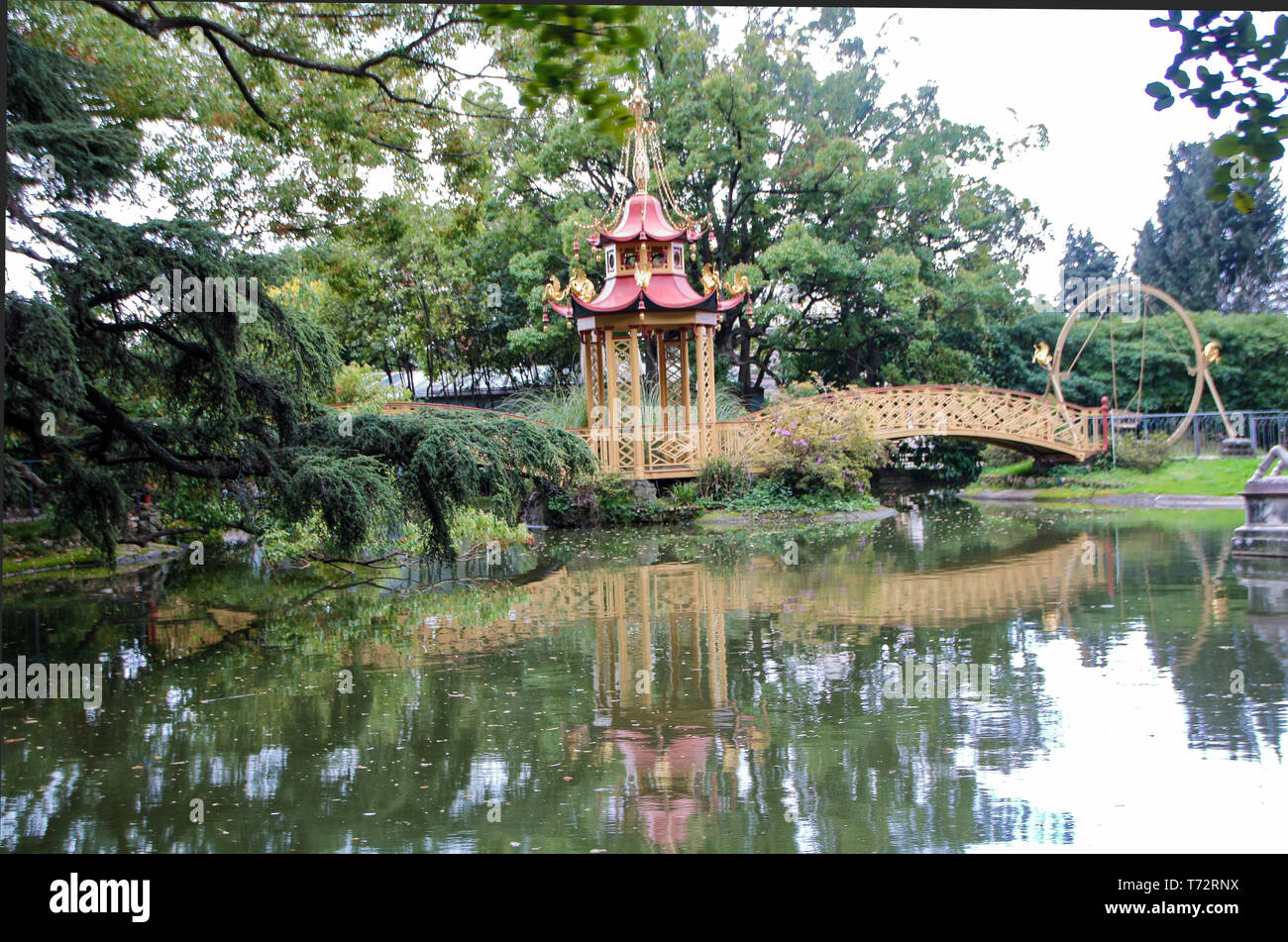 A Pegli, Italia , su aprile /02/2018 - La pagoda cinese in te parco di Villa Durazzo - Pallavicini Foto Stock