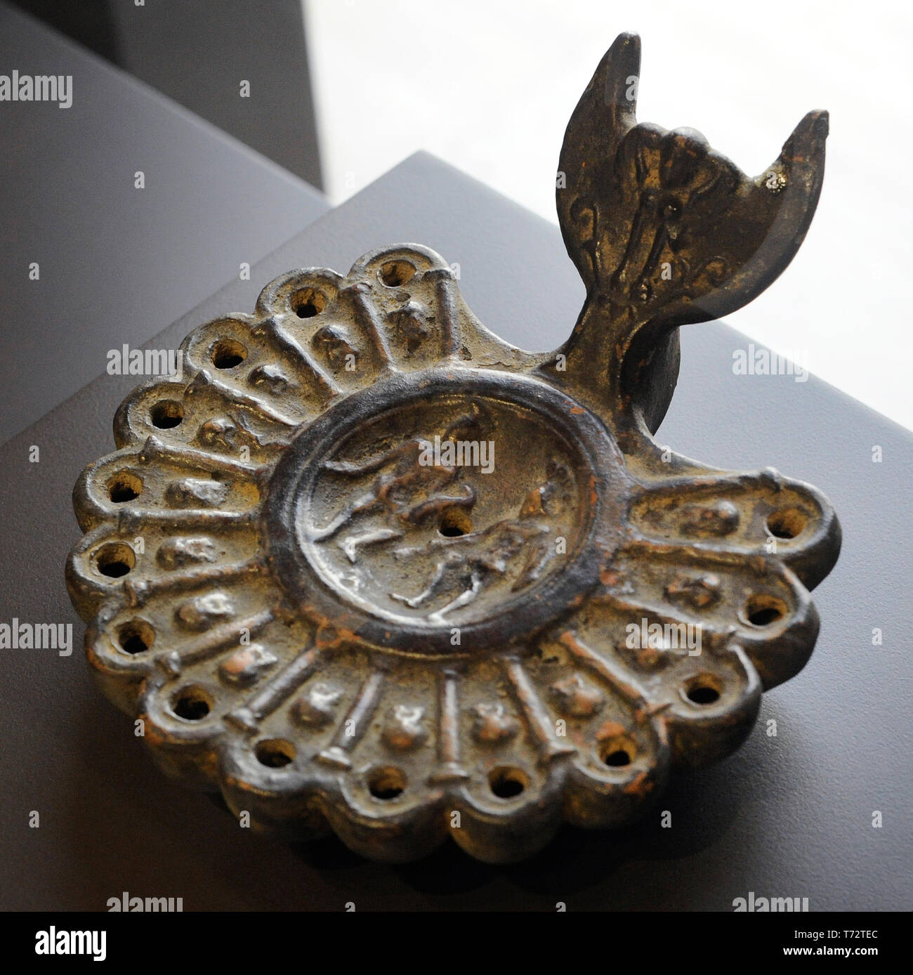 Lampada romano raffigurante un gladiatori combattere. Fine del I secolo d.c. Argilla. Museo Archeologico Nazionale. Madrid. Spagna. Foto Stock