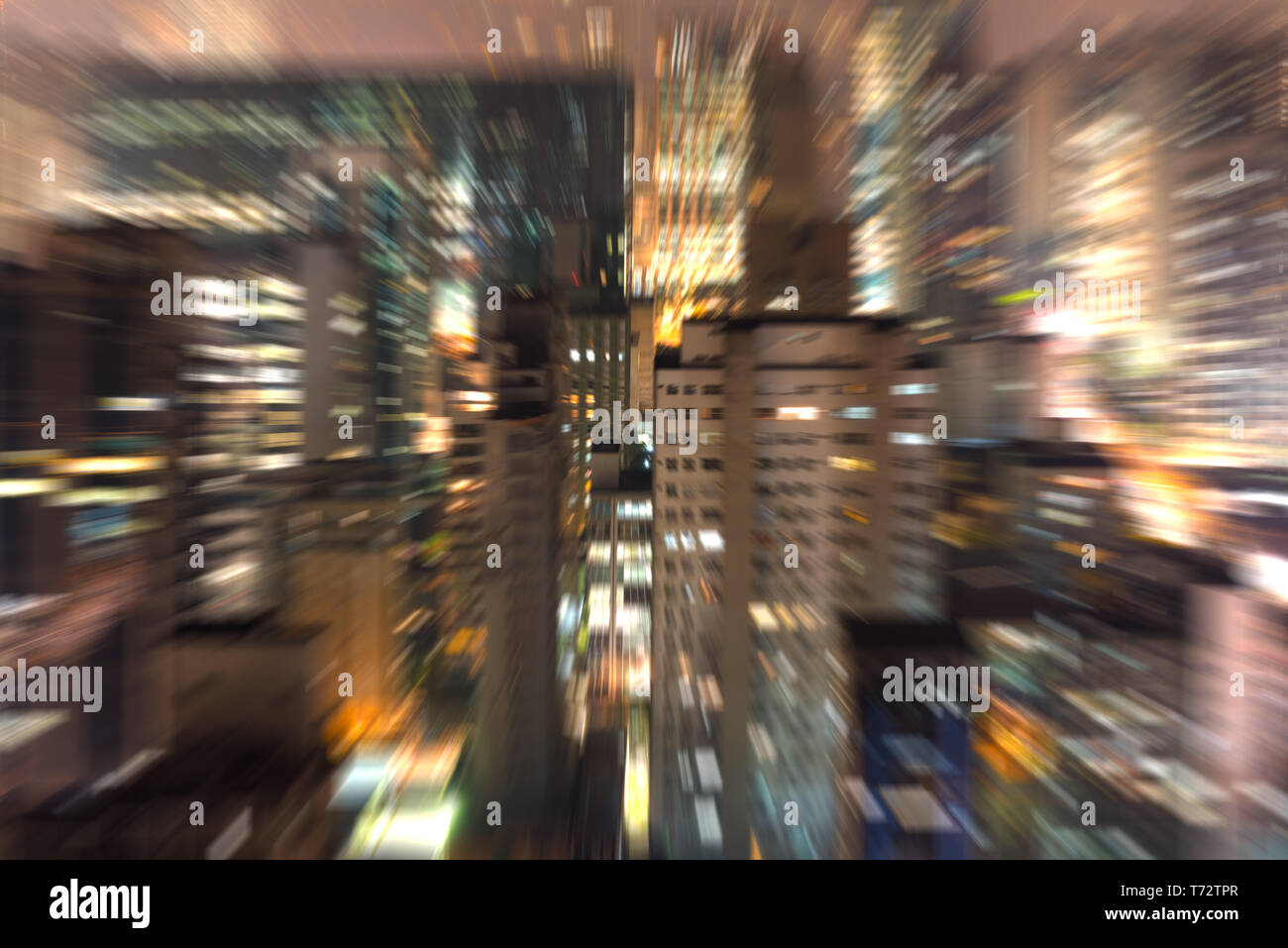 Grande città di notte con effetto zoom Foto Stock