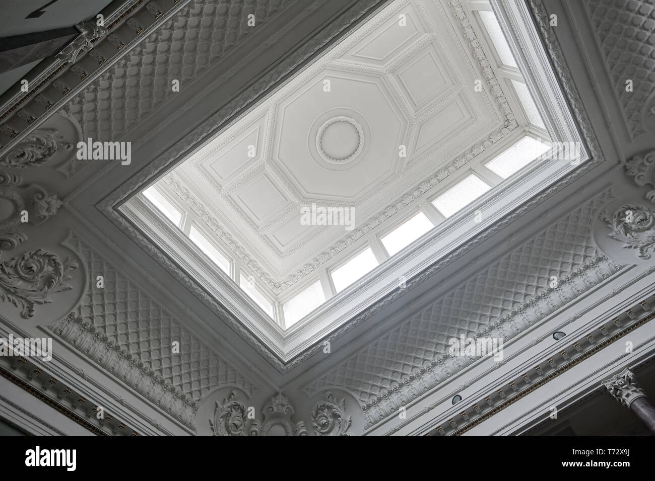 Ornato soffitto intonaco sulla lanterna rettangolare luce Foto Stock