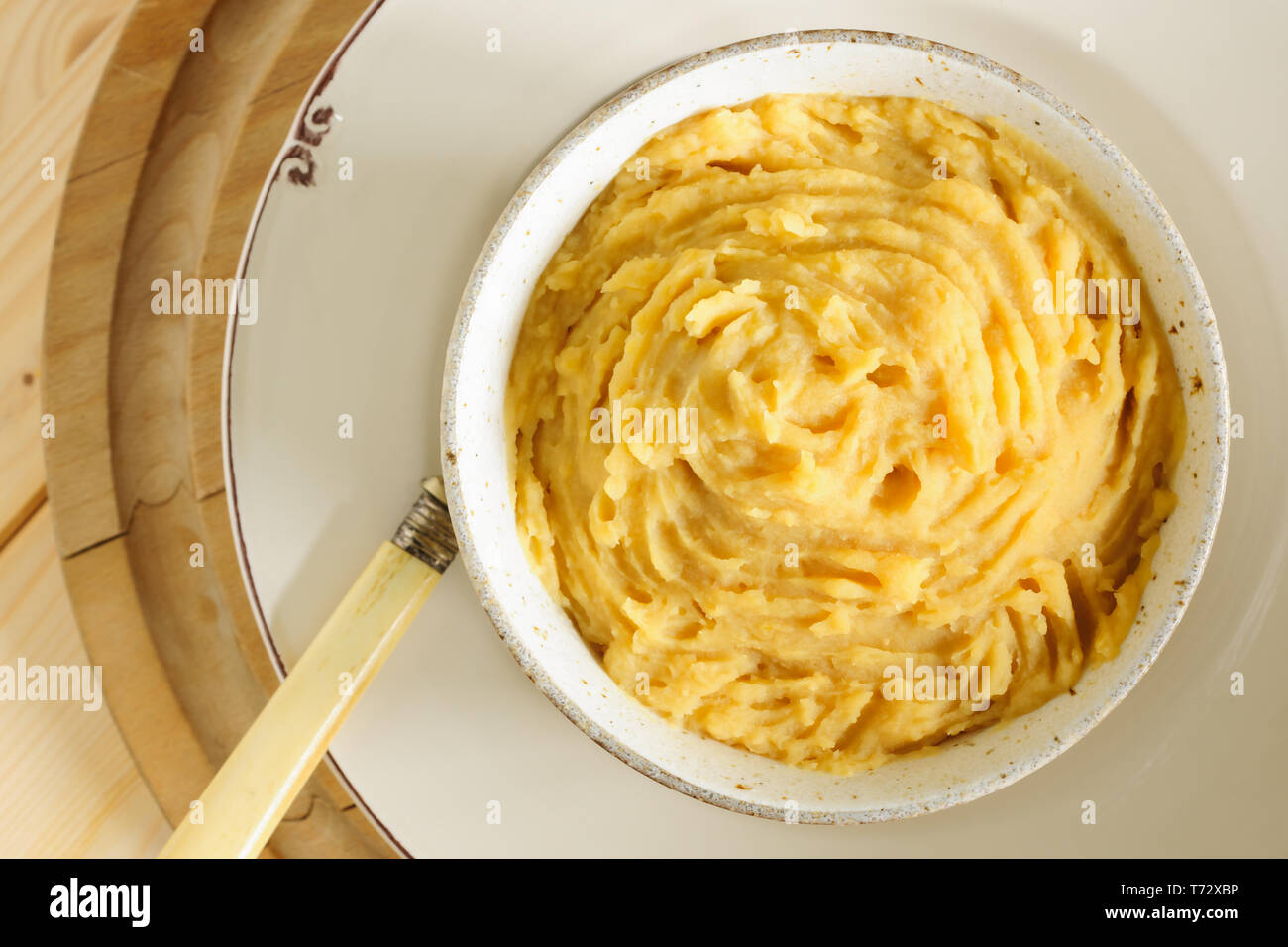 Pease pudding un tradizionale inglese saporito piatto fatto di giallo piselli spezzati bolliti in un magazzino con spezie Foto Stock