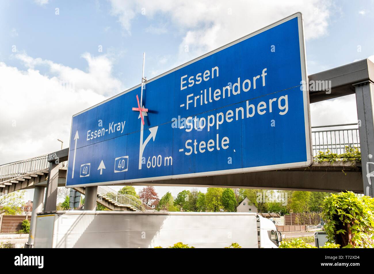 Verkehrsschild mit Hinweis auf gesperrter sperone auf der A40 Ruhrschnellweg dem auf Hoehe der Einmuendung der A52 auf die A40. Foto Stock