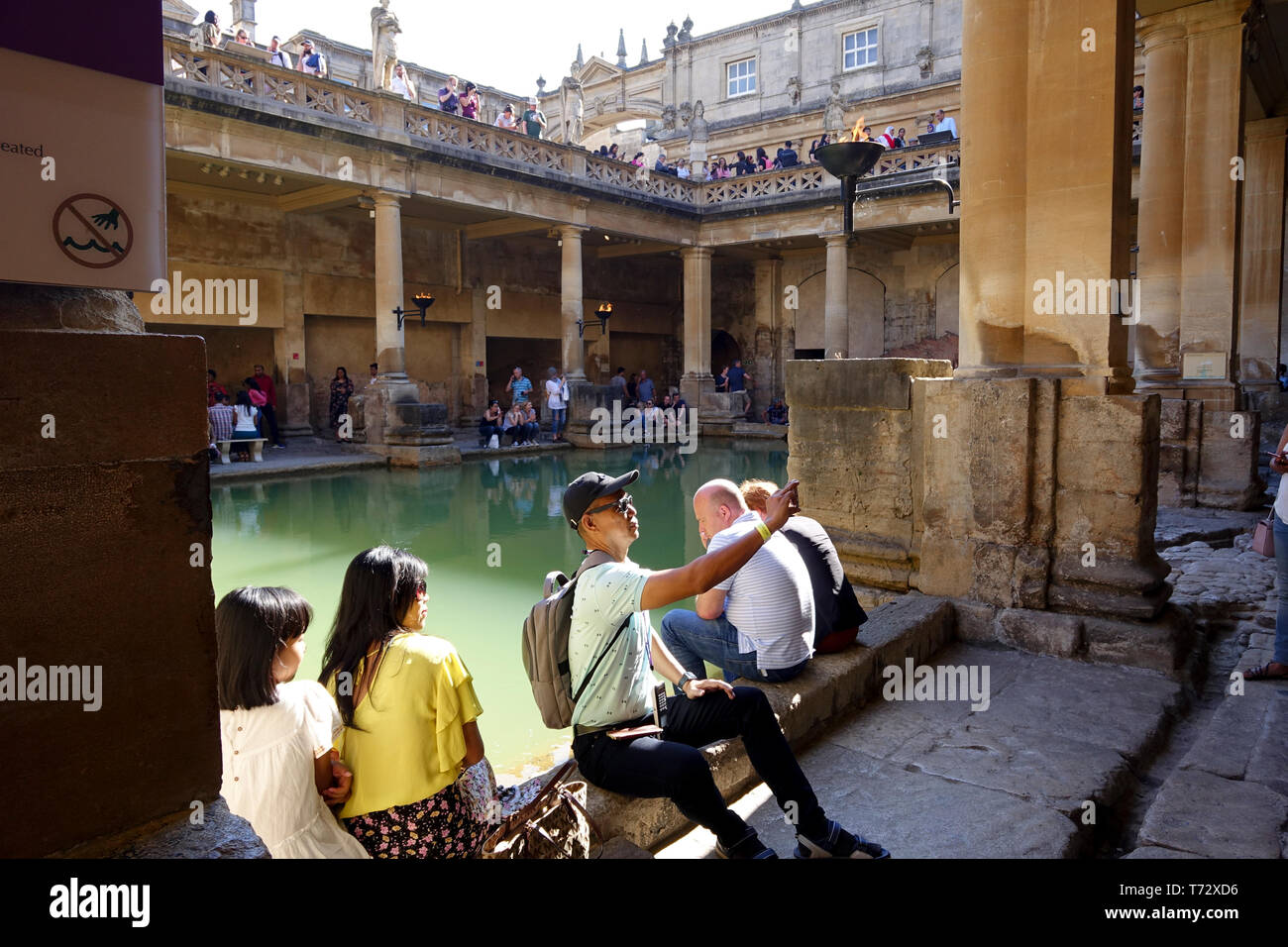 I turisti a terme romane Bath Somerset REGNO UNITO Foto Stock