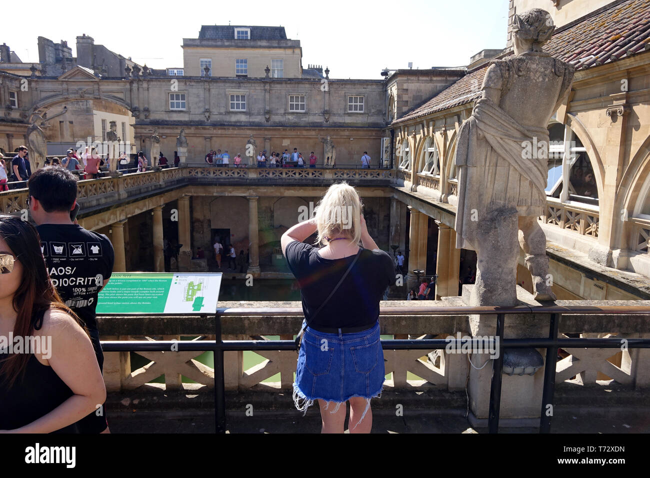 I turisti a terme romane Bath Somerset REGNO UNITO Foto Stock