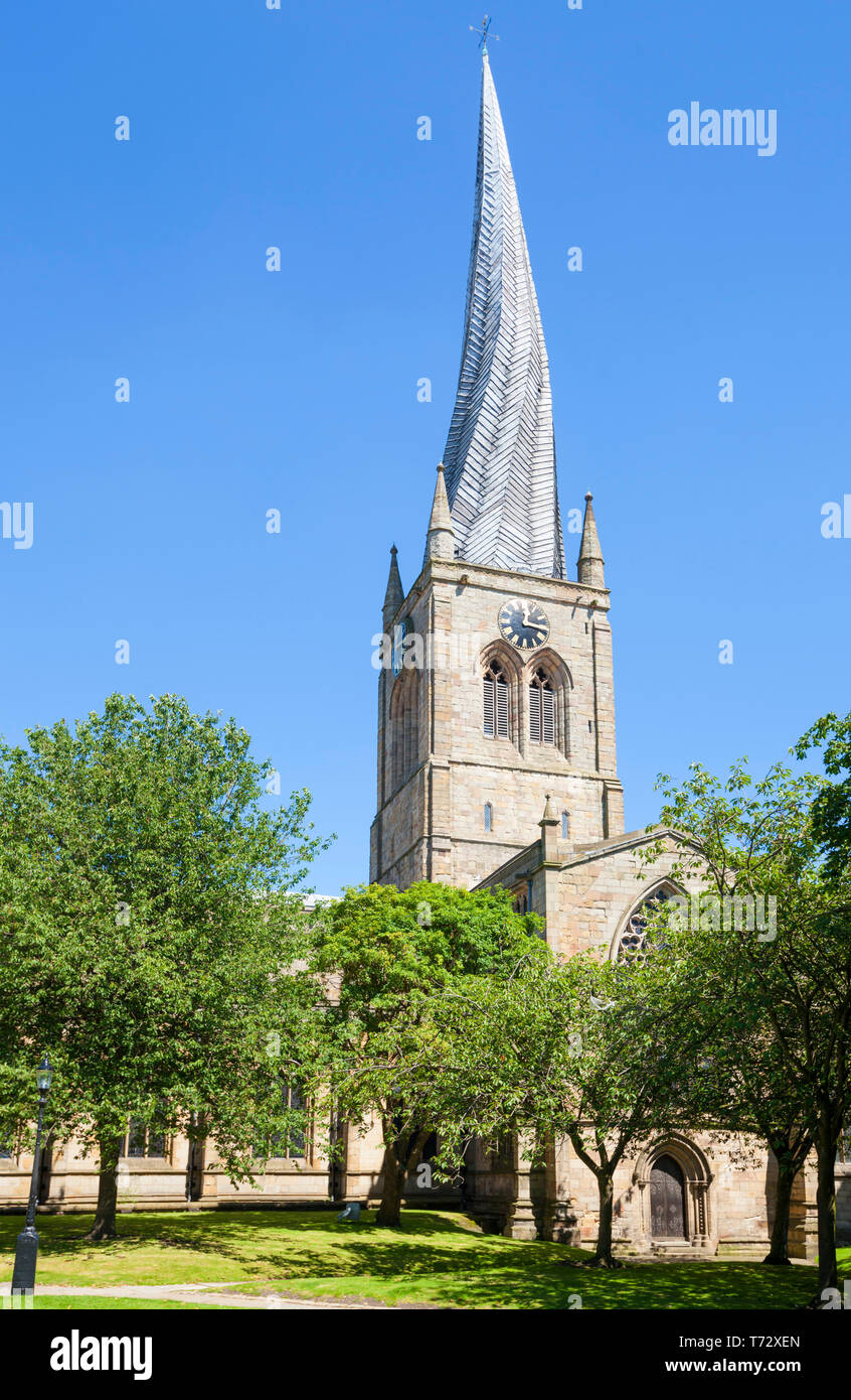 Chiesa di Santa Maria e di tutti i Santi Chesterfield con una famosa guglia ritorto Derbyshire Inghilterra GB UK Europa Foto Stock