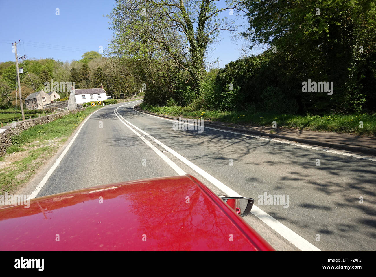 Tetto vista superiore del piccolo rosso auto guidando lungo la strada del paese REGNO UNITO Foto Stock