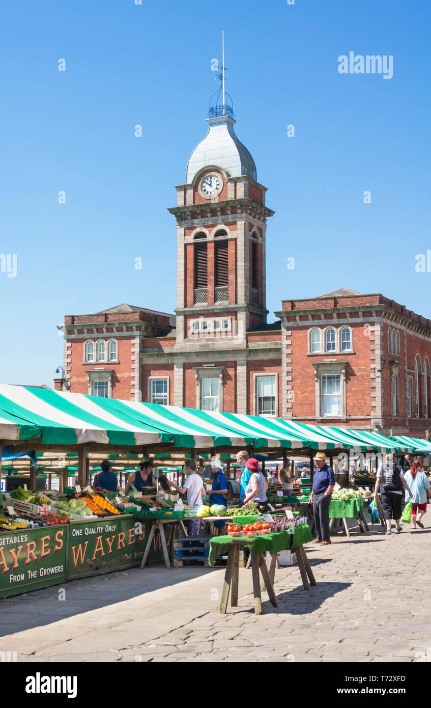 Chesterfield mercato nel centro della città al di fuori del mercato hall Chesterfield Derbyshire England Regno Unito GB Europa Foto Stock