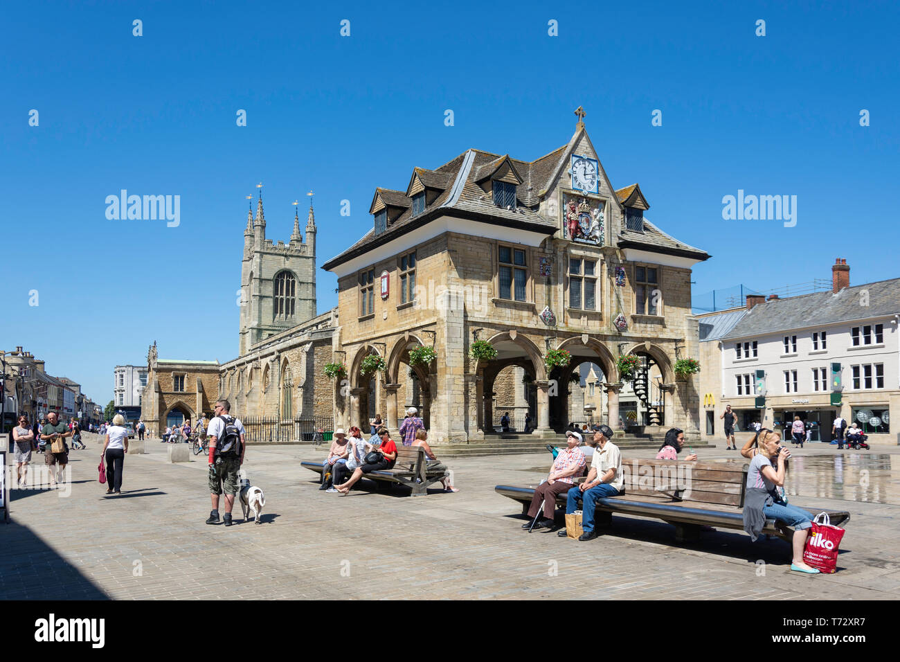 Il XVII secolo la Guildhall (burro Croce) e di San Giovanni Battista, la piazza della cattedrale, Peterborough, CAMBRIDGESHIRE, England, Regno Unito Foto Stock