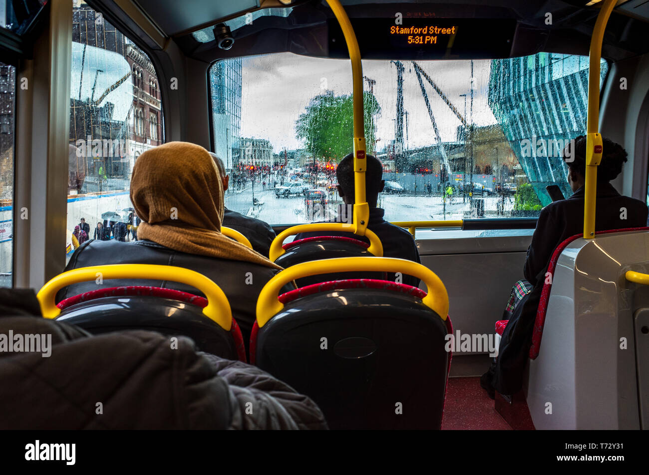 London bus Top Deck - passeggeri sul ponte superiore del moderno London bus viaggiano attraverso il centro di Londra Foto Stock