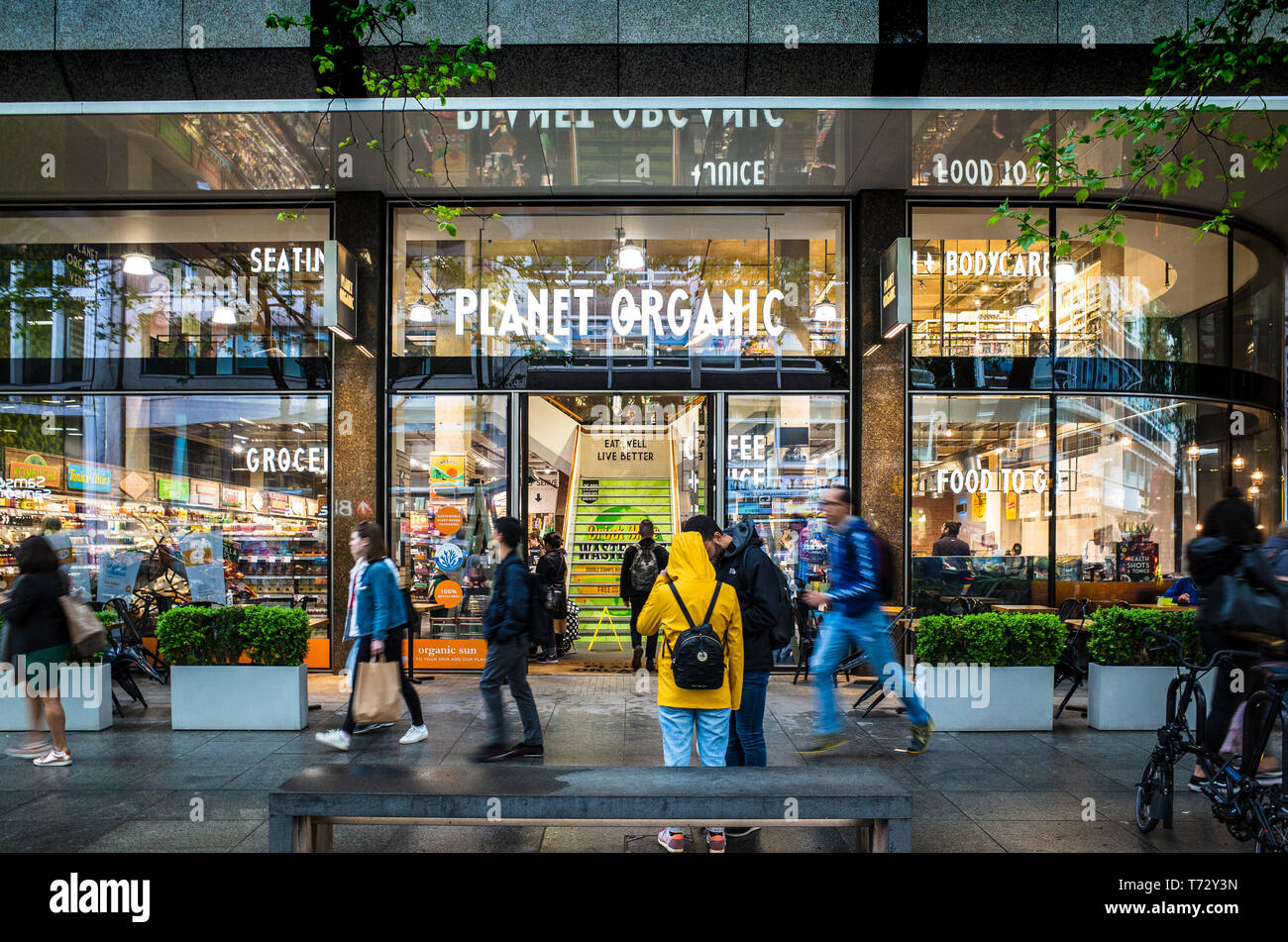 Planet Organic Store & Cafe Londra, il pianeta archivio organico in Tottenham Court Road nel centro di Londra. La catena è stata fondata nel Regno Unito nel 1995 Foto Stock