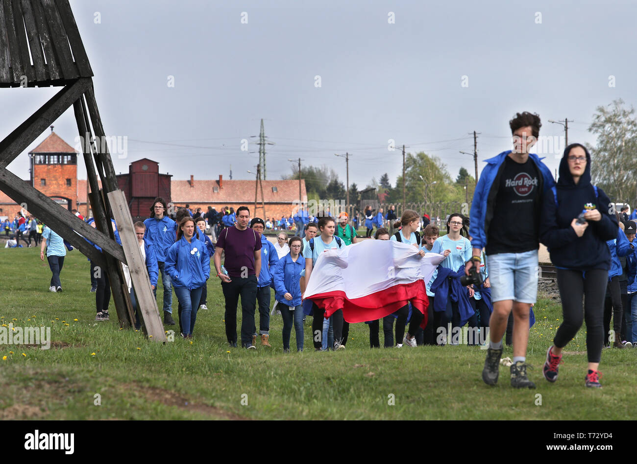 I partecipanti della marcia della vita nella ex Nazi-German concentrazione e campo di sterminio di Auschwitz Birkenau II in Oświęcim. La marcia annuale è parte del programma educativo. Gli studenti ebrei da tutto il mondo arrivano a Polonia e studiare i resti dell'Olocausto. I partecipanti marzo in silenzio, a tre chilometri da Auschwitz I Auschwitz II Birkenau, il più grande complesso nazista dei campi di concentramento costruito durante la Seconda Guerra Mondiale. Foto Stock