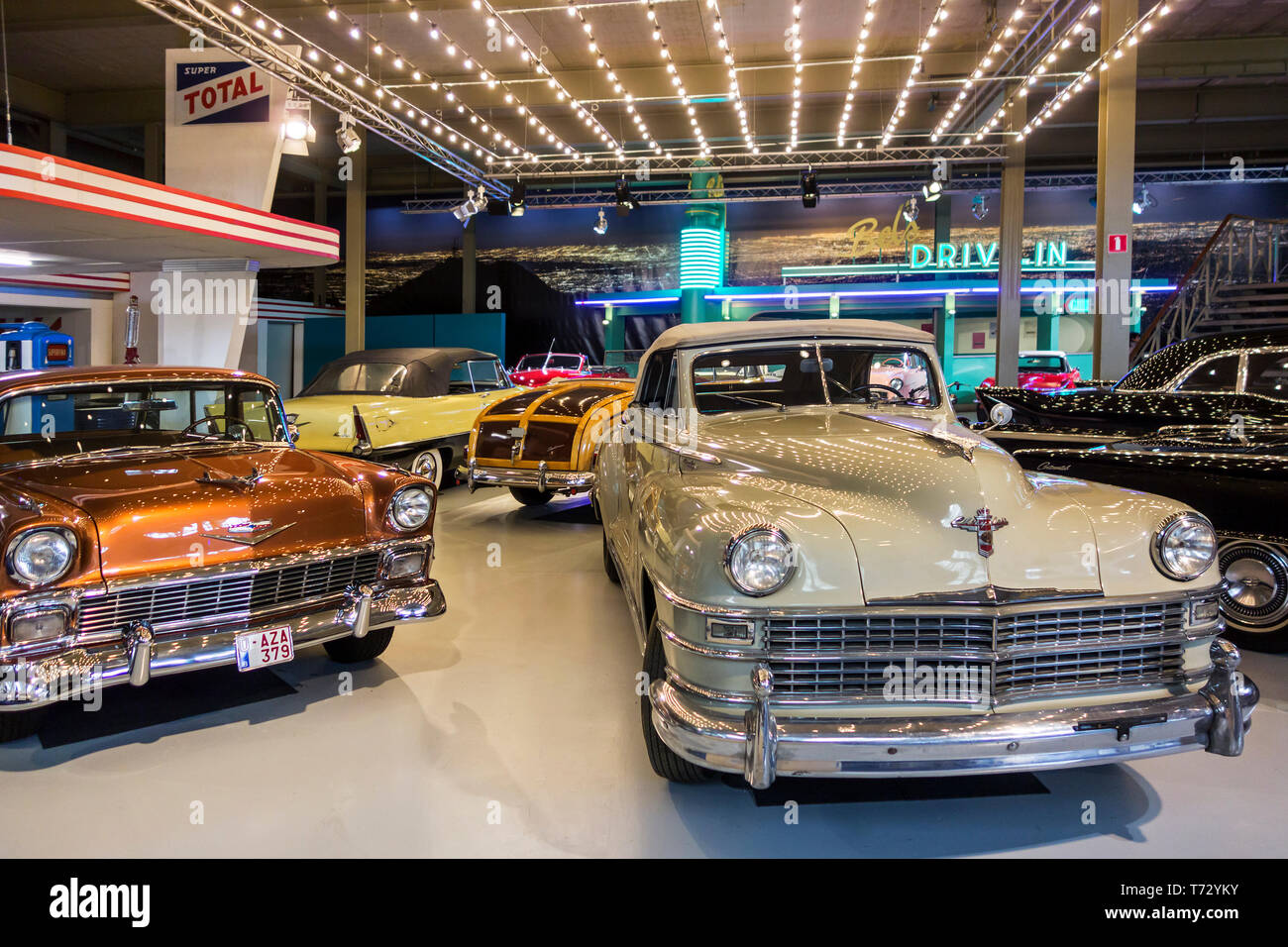 1948 Chrysler New Yorker convertibili e 1956 Chevrolet Nomad a Autoworld, classic car / oldtimer museum a Bruxelles, in Belgio Foto Stock