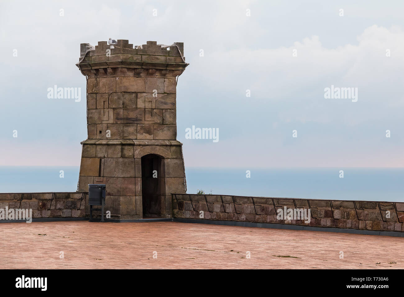 Barcellona, in Catalogna, Spagna - 16 Novembre 2018: la torre del Castello di Montjuic sulla zona superiore closeup nel giorno nuvoloso Foto Stock