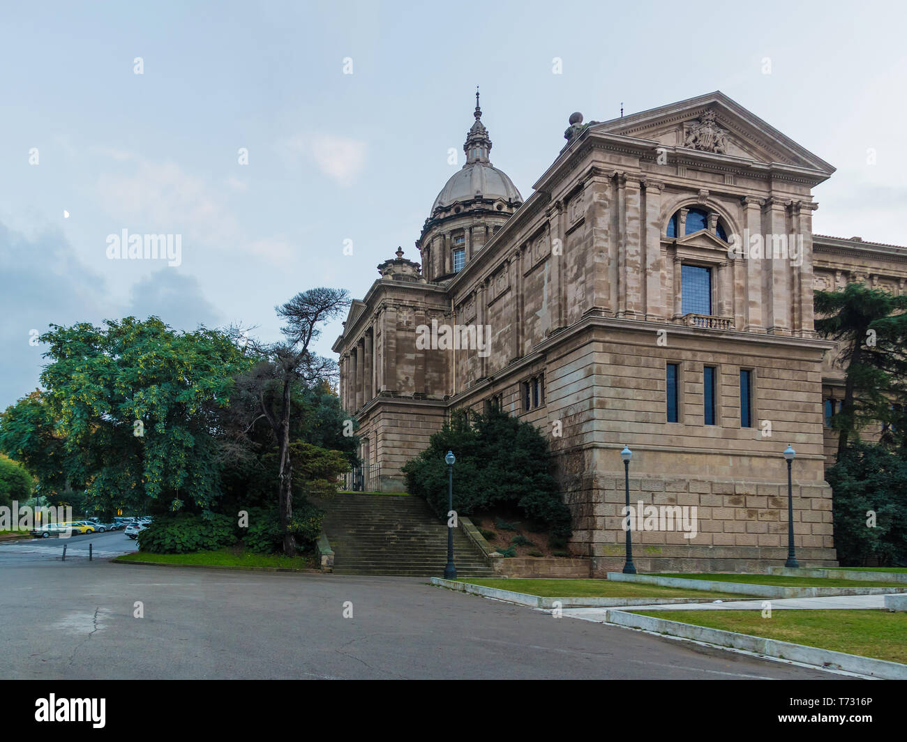 Barcellona, in Catalogna, Spagna - 16 Novembre 2018: a basso angolo di visione del Museo Nazionale d'Arte della Catalogna e il parco nella zona Foto Stock