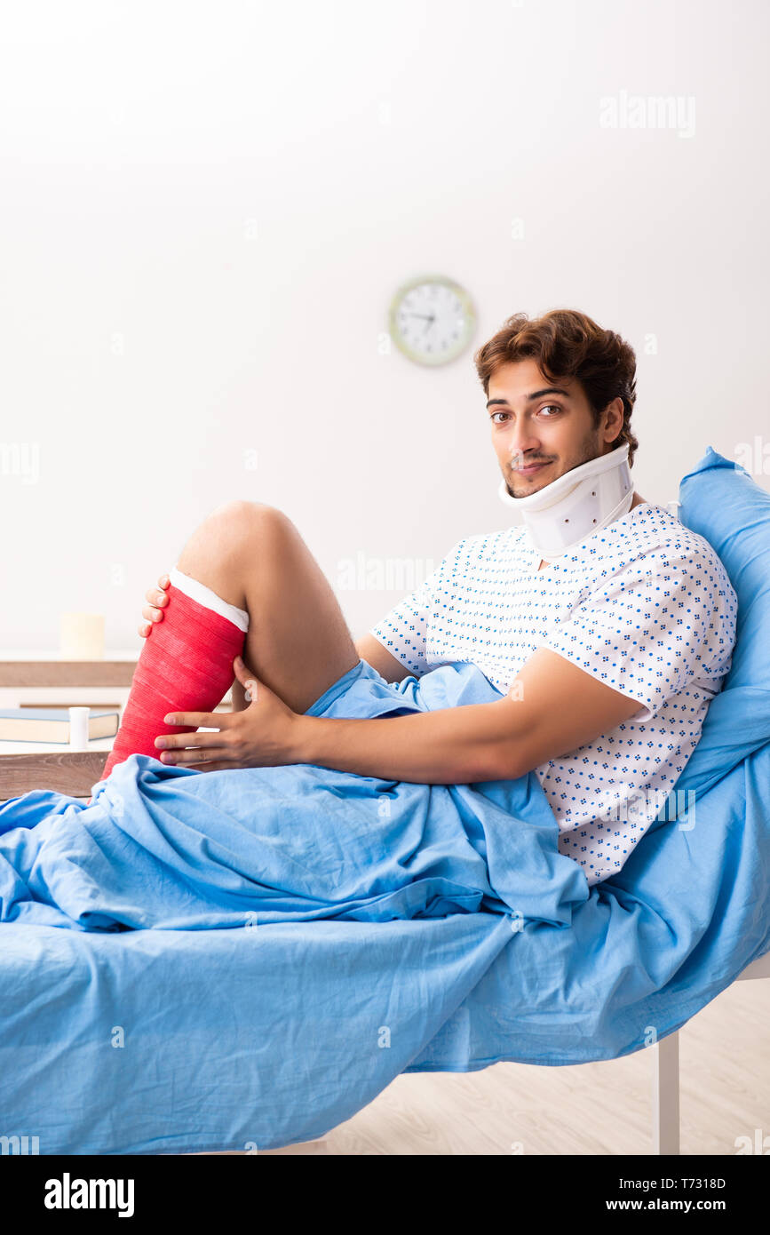 Uomo ferito in attesa di trattamento in ospedale Foto Stock