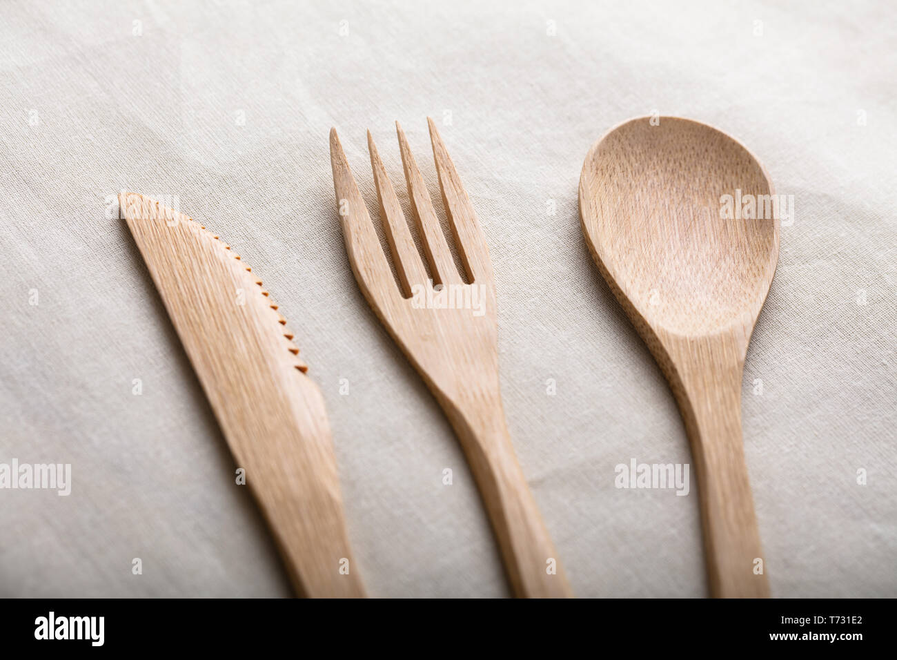 Una vista in pianta di un cucchiaio di legno, coltello e forchetta Foto Stock