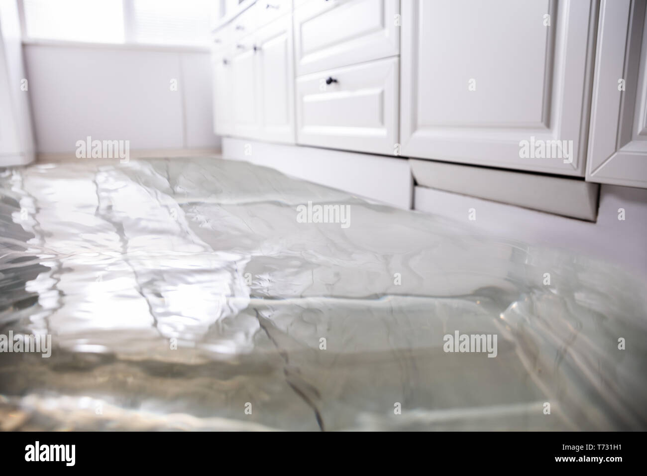 Close-up di allagamento del pavimento in cucina dalla perdita acqua Foto Stock