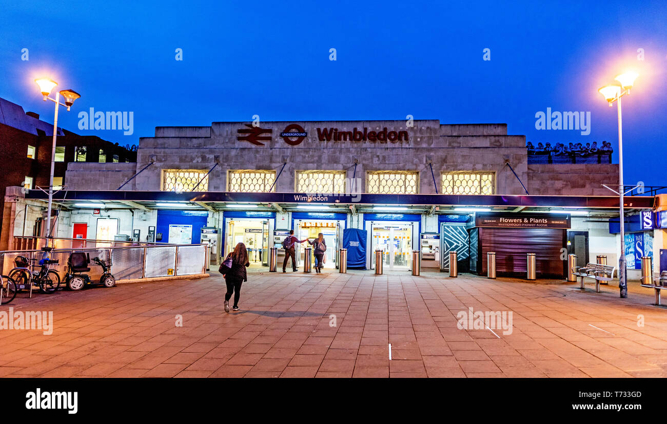 Wimbledon Mainline Train Station di notte London REGNO UNITO Foto Stock