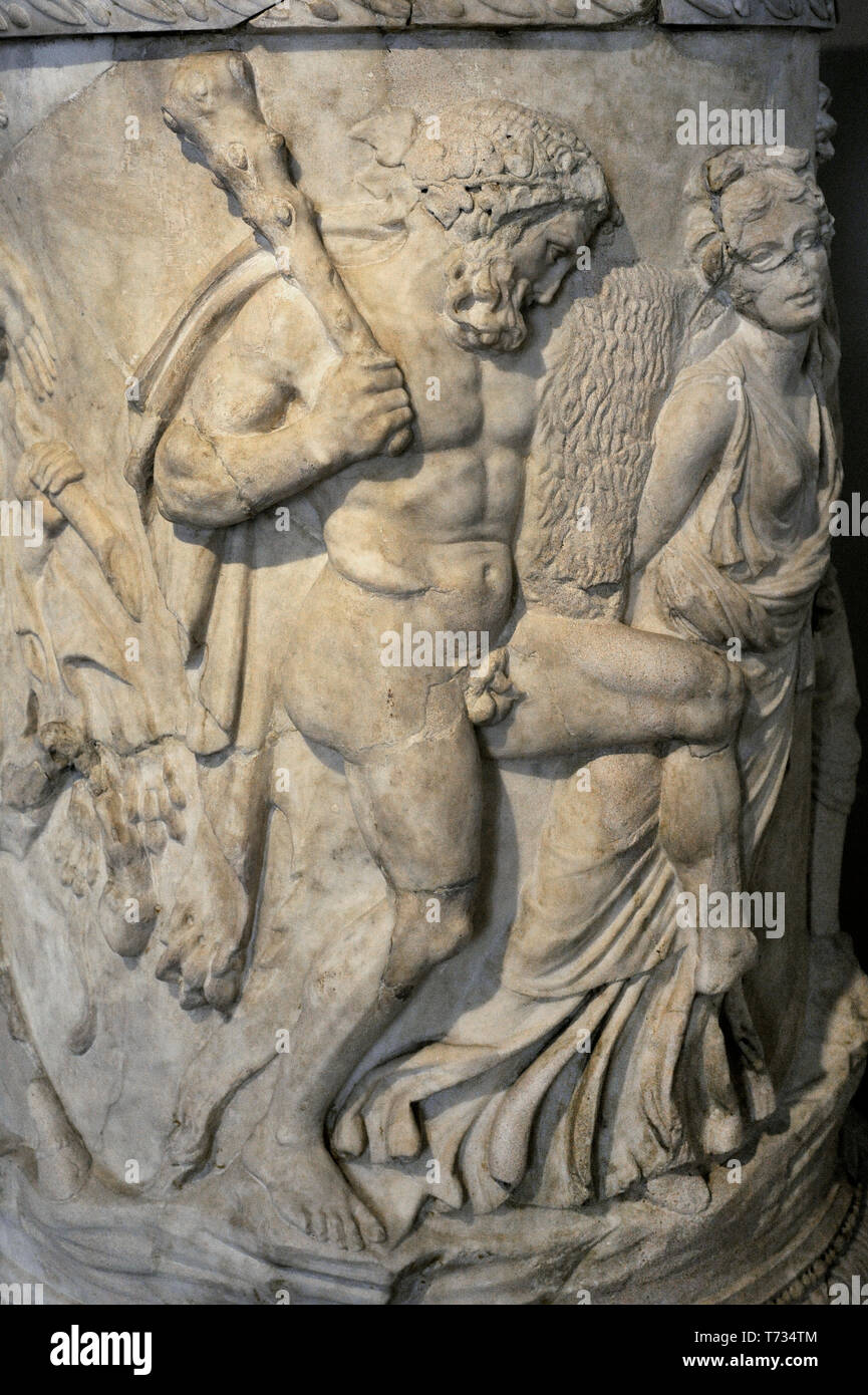 Pietra altare dedicato a Bacco. Dettaglio. Rilievo raffigurante Ercole. I secolo d.c. Il marmo. Da Roma (Italia). Museo Archeologico Nazionale. Madrid. Spagna. Foto Stock