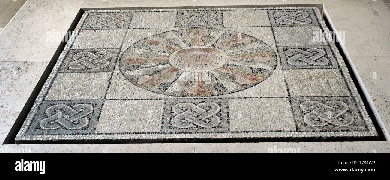 Mosaico romano con raffigurazione della testa di Medusa. Iii secolo D.C. Calcare. Dall'Italia. Museo Archeologico Nazionale. Madrid. Spagna. Foto Stock