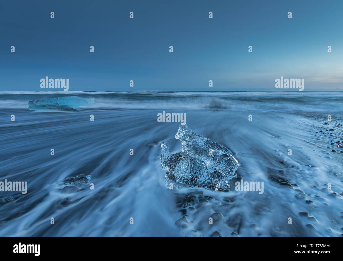 La famosa spiaggia nera di Jokulsarlon Foto Stock