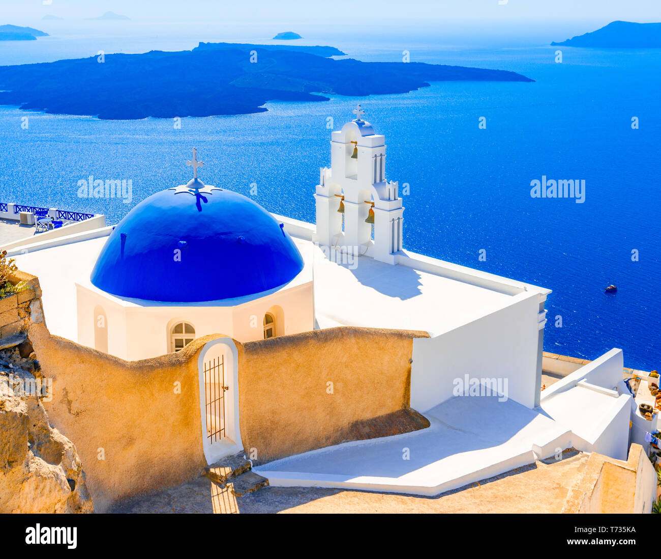 Firostefani, Santorini, Grecia: la vecchia chiesa greca e caldera a Mare Egeo - Isole greche - punto di riferimento Foto Stock