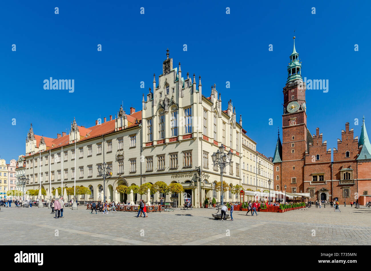 Wroclaw, Bassa Slesia provincia, Polonia. Sul lato ovest della piazza del mercato, con il vecchio municipio. Il vecchio quartiere della città. Foto Stock