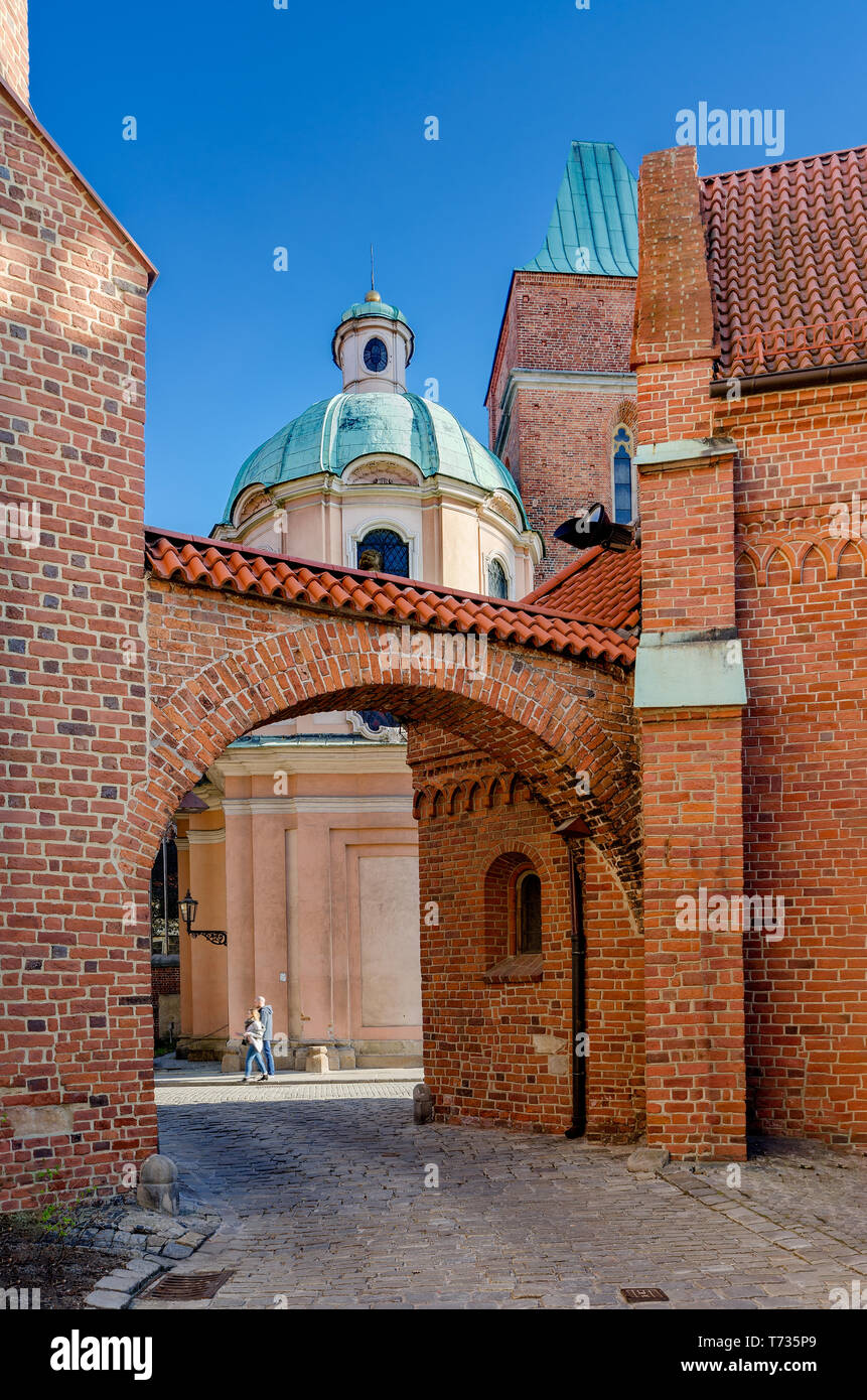 Wroclaw, Bassa Slesia provincia, Polonia. Vista dalla porta di tagliatella sulla piazza della cattedrale e st Giles chiesa sul lato destro. Foto Stock