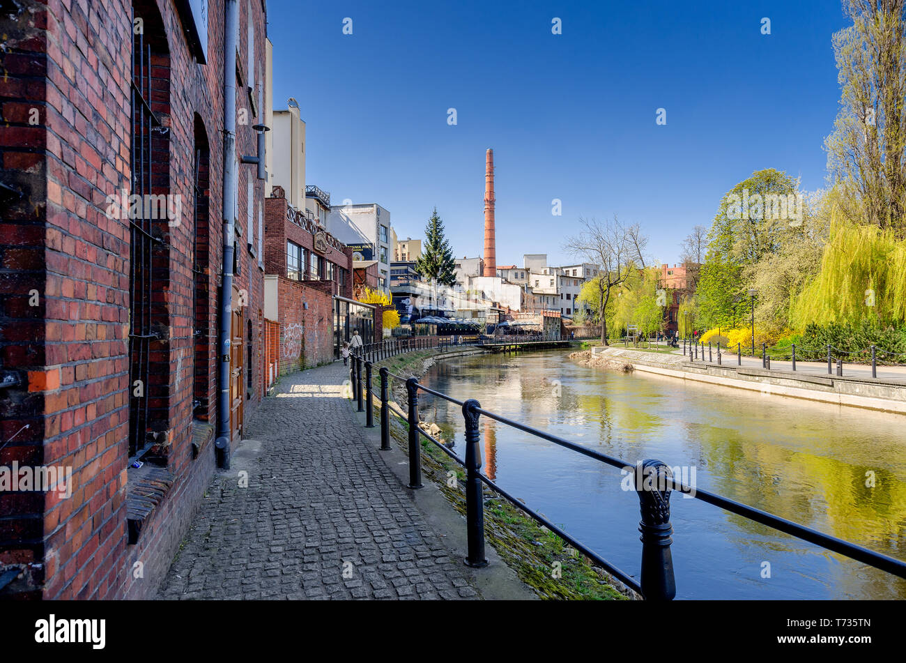 BYDGOSZCZ, KUYAVIAN-provincia di Pomerania / Polonia - 18 Aprile 2019: Mlynowka riverbank edifici, centro storico. Foto Stock