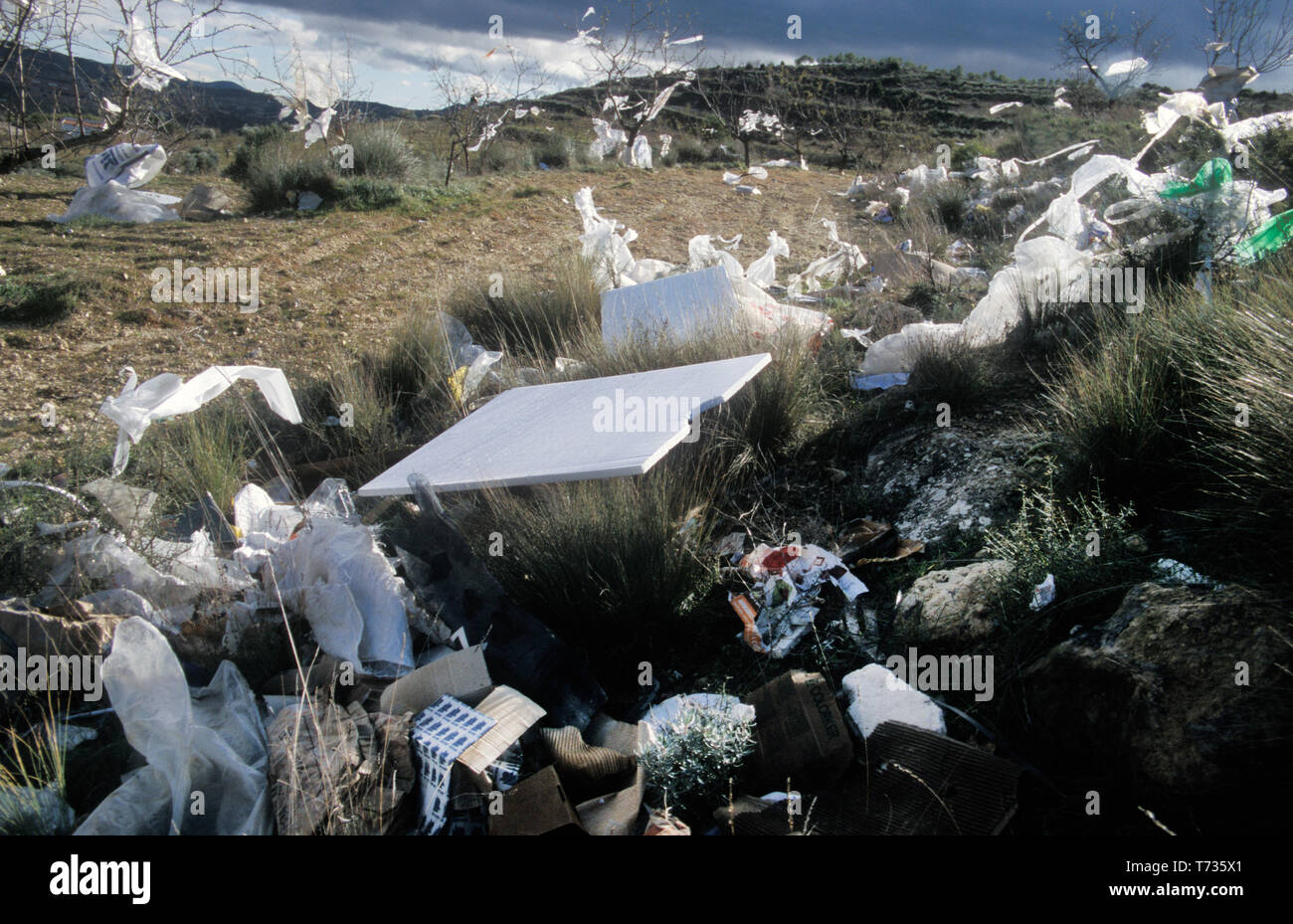 Le materie plastiche e i rifiuti depositati in campagna spagnola, elche de la Sierra, Castilla la Mancha, in Spagna Foto Stock