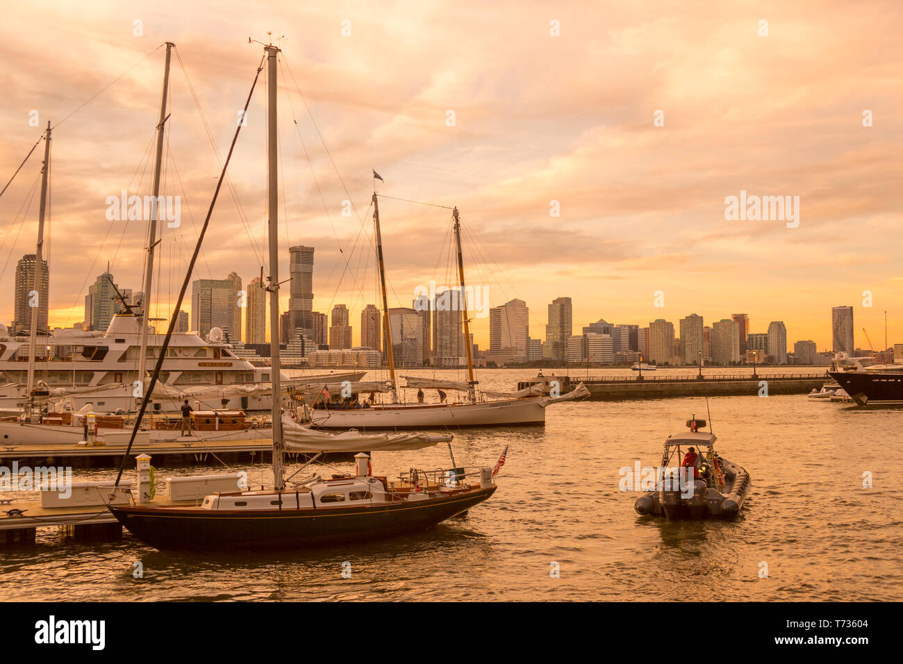 SKYLINE del centro città di JERSEY NEW JERSEY DAL WORLD TRADE CENTER marina centro di Manhattan A NEW YORK CITY USA Foto Stock