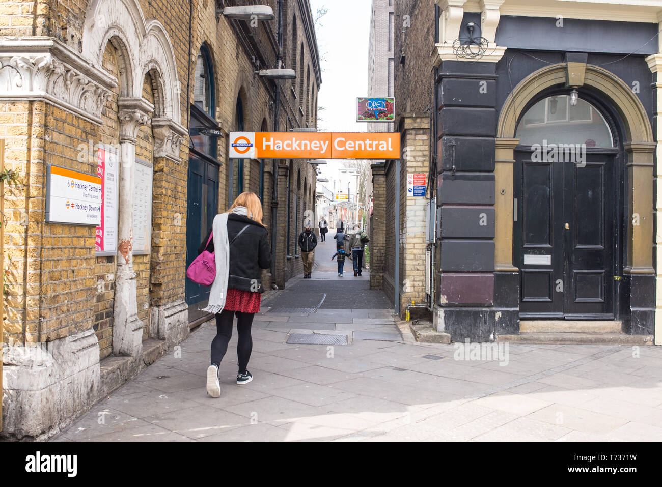 Hackney, Londra, Inghilterra, Regno Unito - Ingresso di Hackney Central London Overground stazione sulla North London Line con i pendolari a piedi Foto Stock