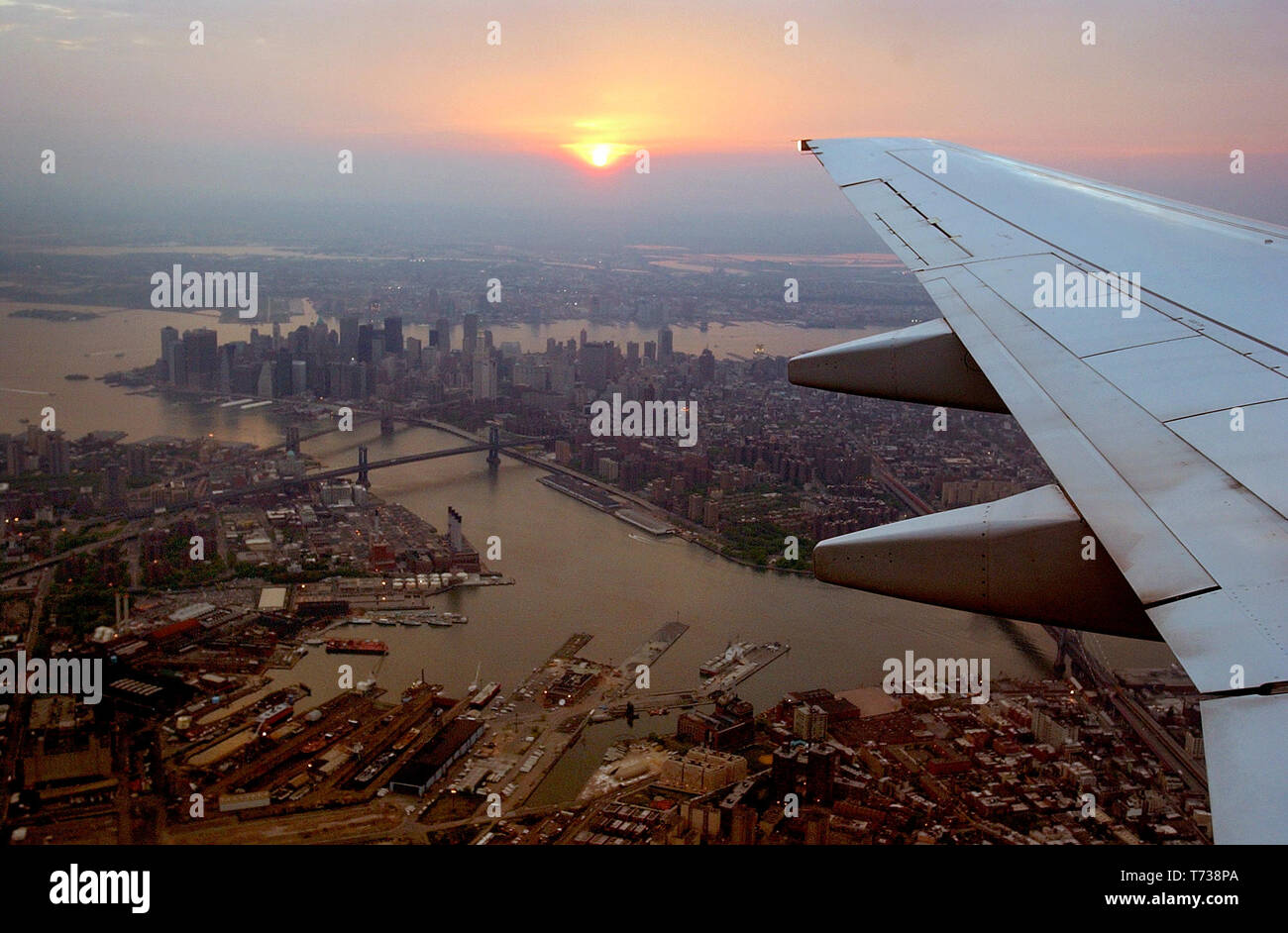 Una vista di Manhattan a partire da un piano preparando ad atterrare all'Aeroporto Internazionale La Guardia nel Queens, a New York. Foto Stock