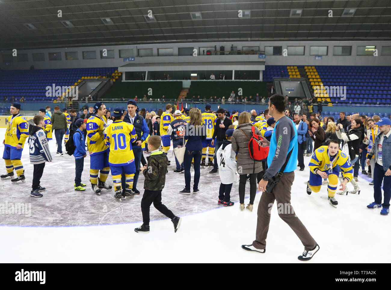 Kiev, Ucraina - 20 Aprile 2018: i giocatori di Ucraina Team nazionali e i loro sostenitori celebrare la vittoria del 2018 IIHF Hockey su ghiaccio U18 World Cham Foto Stock