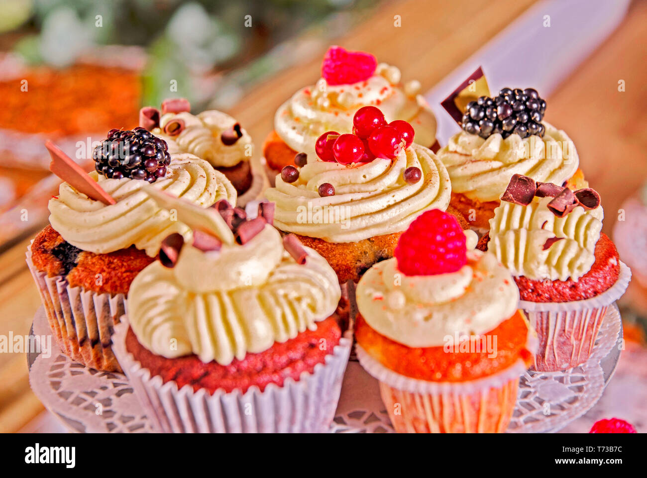 Deliziosamente disposti muffin con ripieno di panna e guarnita con frutta in un buffet di nozze Foto Stock