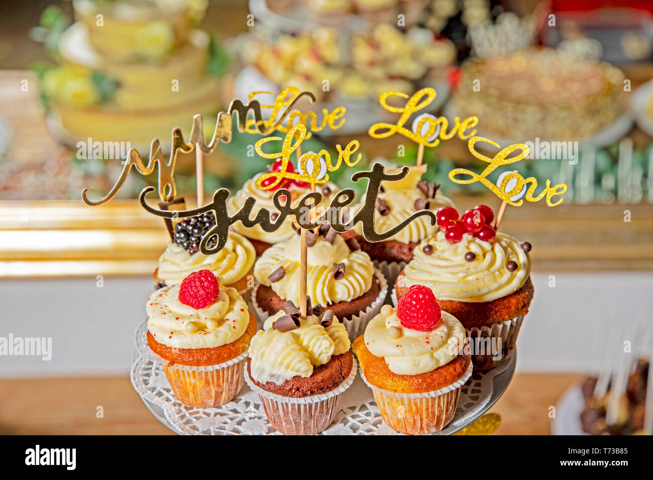 Deliziosamente disposti muffin con ripieno di panna e guarnita con frutta in un buffet di nozze Foto Stock
