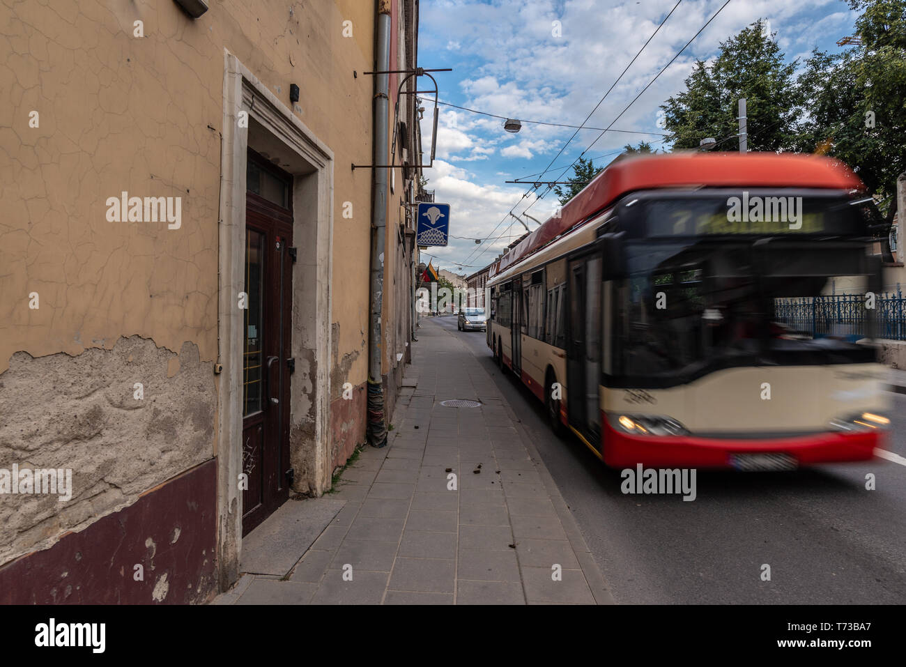 Un movimento di bus rosso passando dal movimento è sfocata. Prese a Vilnius, Lituania Foto Stock