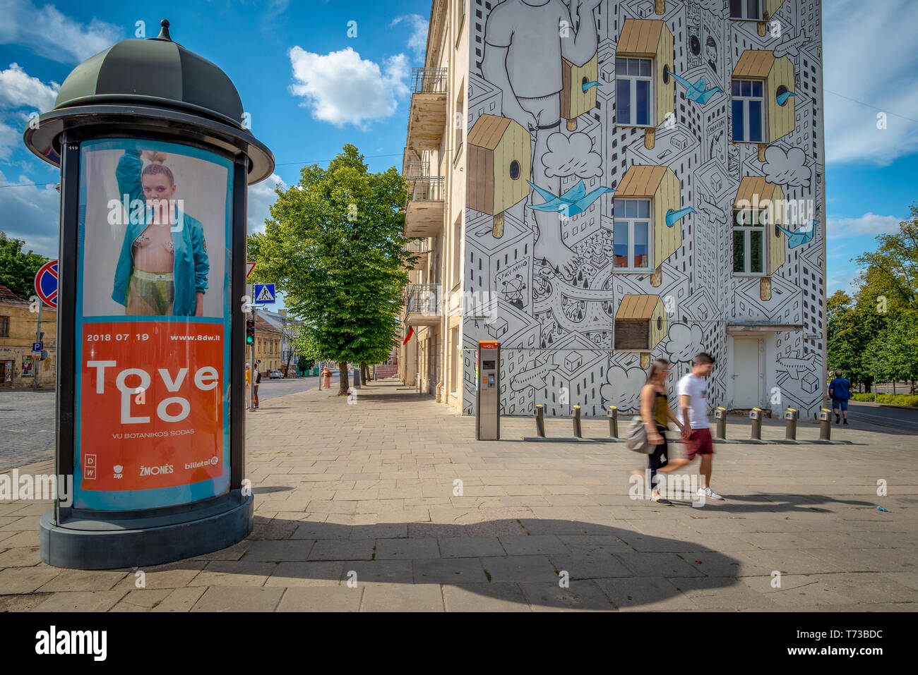VILNIUS, Lituania - 7 Luglio 2018: due passanti e e pubblicità (Morris) colonna nel centro storico di Vilnius Foto Stock