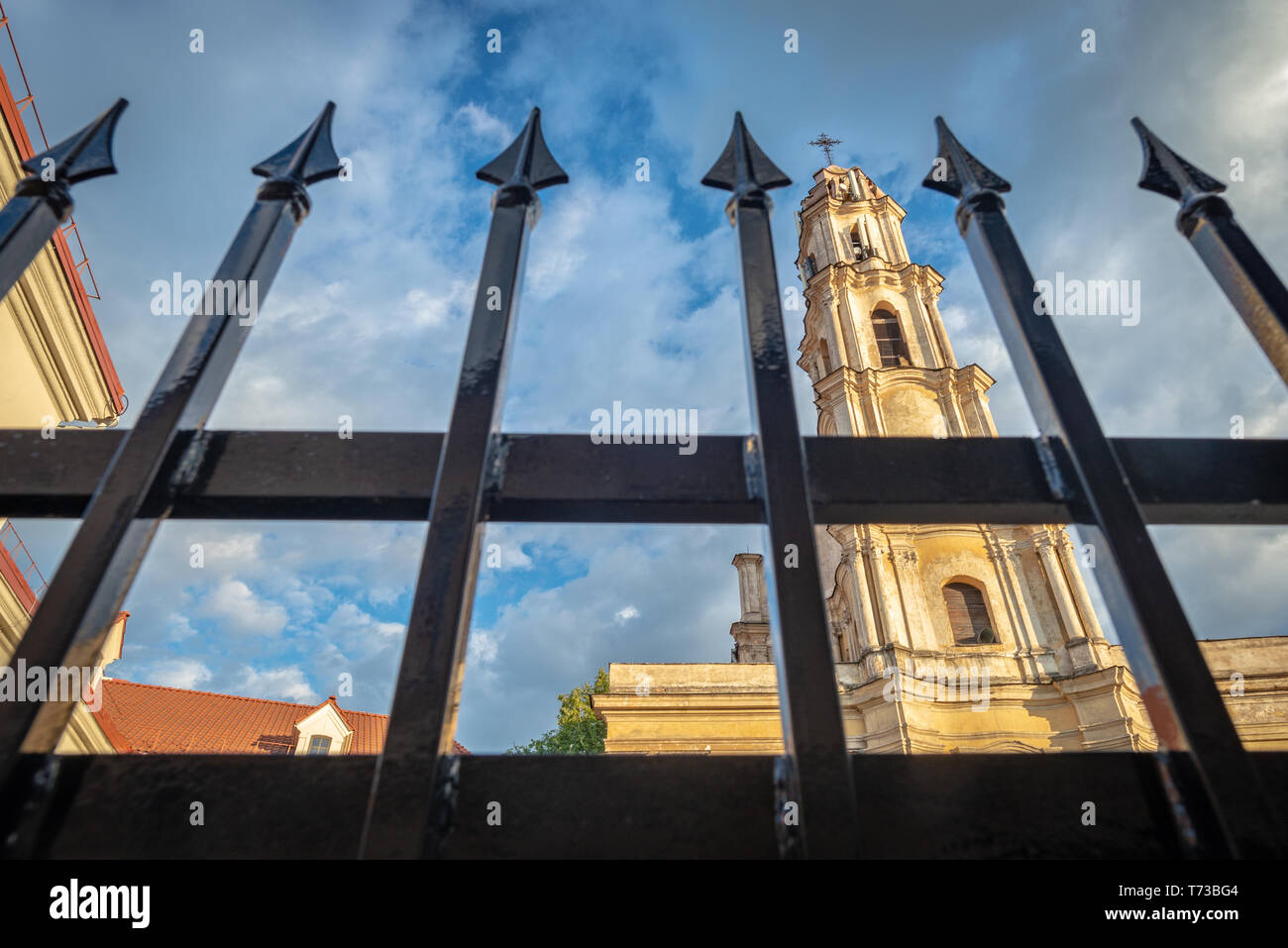 Chiesa della Beata Vergine Maria della Consolazione visto attraverso un nero scherma, Vilnius, Lituania Foto Stock