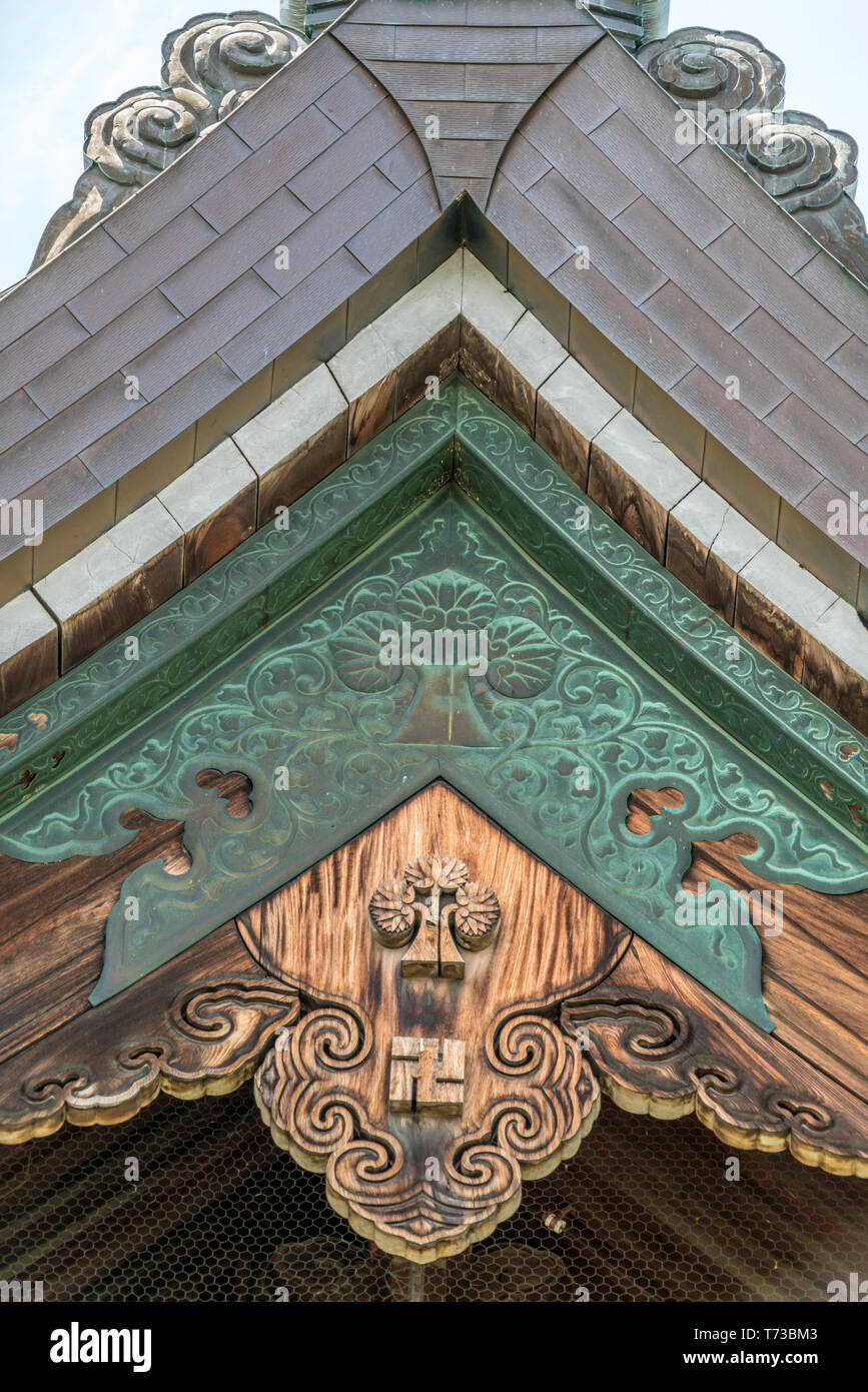 Niomon (custode gate), Mitsubana Gegyo (Gable ciondolo) Hassou (Metallo ornamento) dettaglio del tetto al Tempio Zenko-ji tempio complesso nella città di Nagano, Giappone Foto Stock