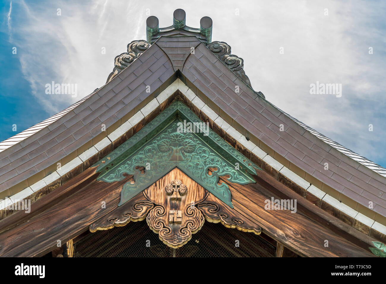 Niomon (custode gate), Mitsubana Gegyo (Gable ciondolo) Hassou (Metallo ornamento) dettaglio del tetto al Tempio Zenko-ji tempio complesso nella città di Nagano, Giappone Foto Stock