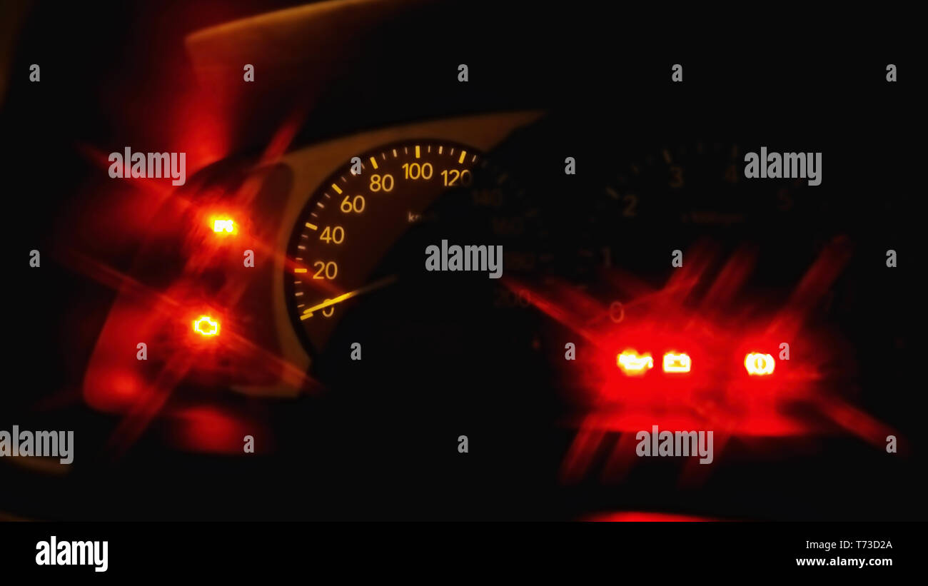 Guardare il pozzetto e il tachimetro all'interno di una vettura, sul lato della funzione di rosso si illuminano al buio di notte, nei colori nero e molto rossa Foto Stock