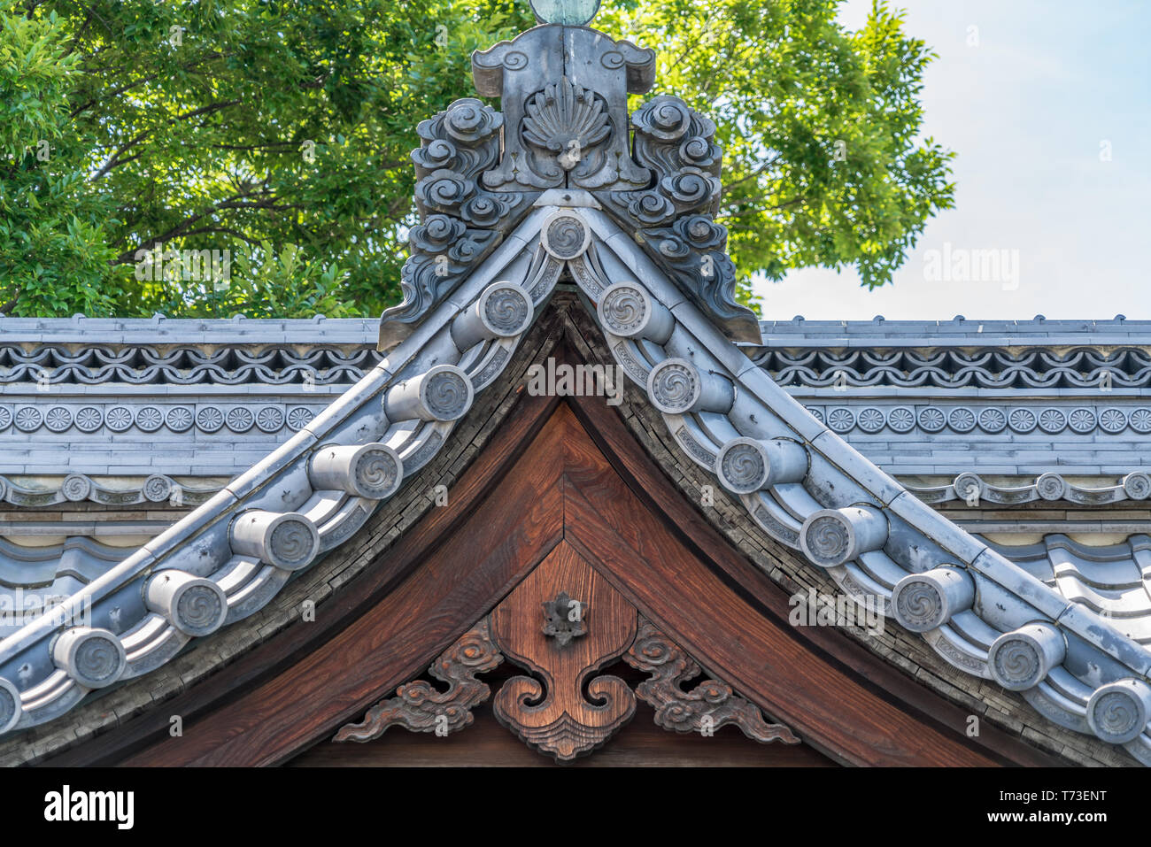 Furukoku Akiba santuario. Dettaglio del tetto. Gable pendant (Omogegyo), Kudarigegyo, il noleggio e la virgola decoraetd piastrelle (Tomoemon). Situato in Chuo Dori (Omotesando Foto Stock