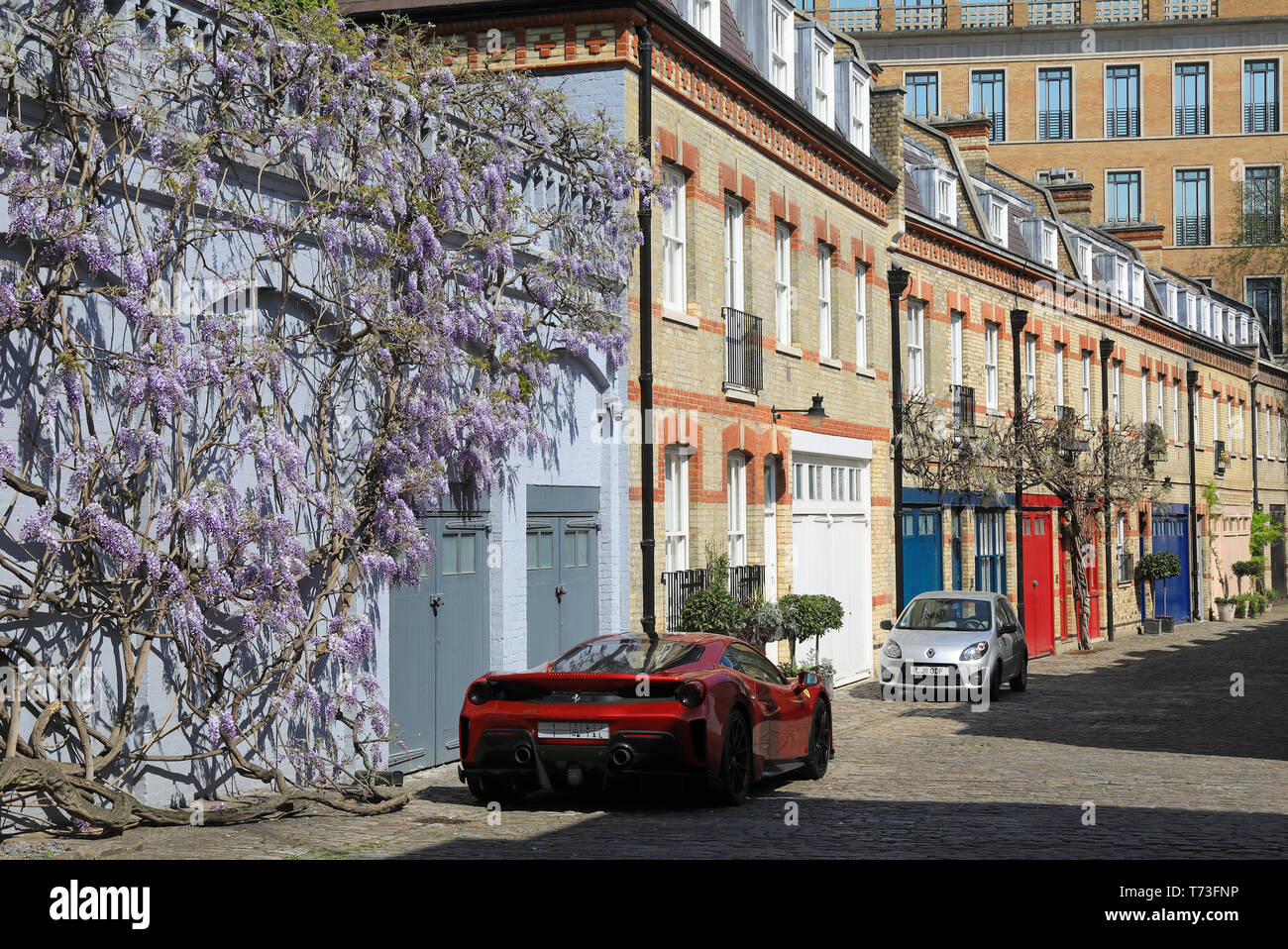 Un rosso Ferrari parcheggiata su Grosvenor Crescent Mews, una strada privata a Belgravia, in London SW1, Regno Unito Foto Stock