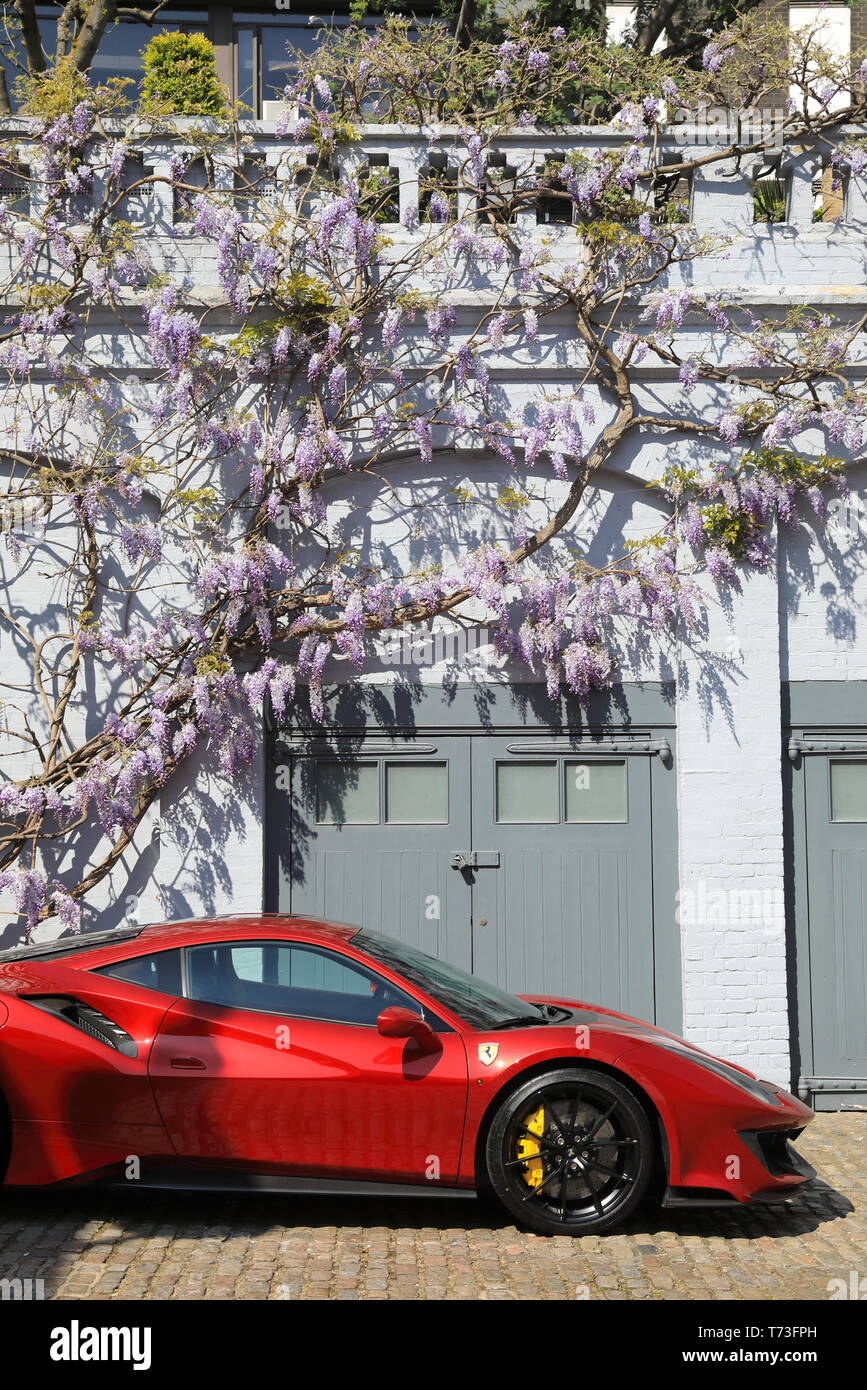 Un rosso Ferrari parcheggiata su Grosvenor Crescent Mews, una strada privata a Belgravia, in London SW1, Regno Unito Foto Stock