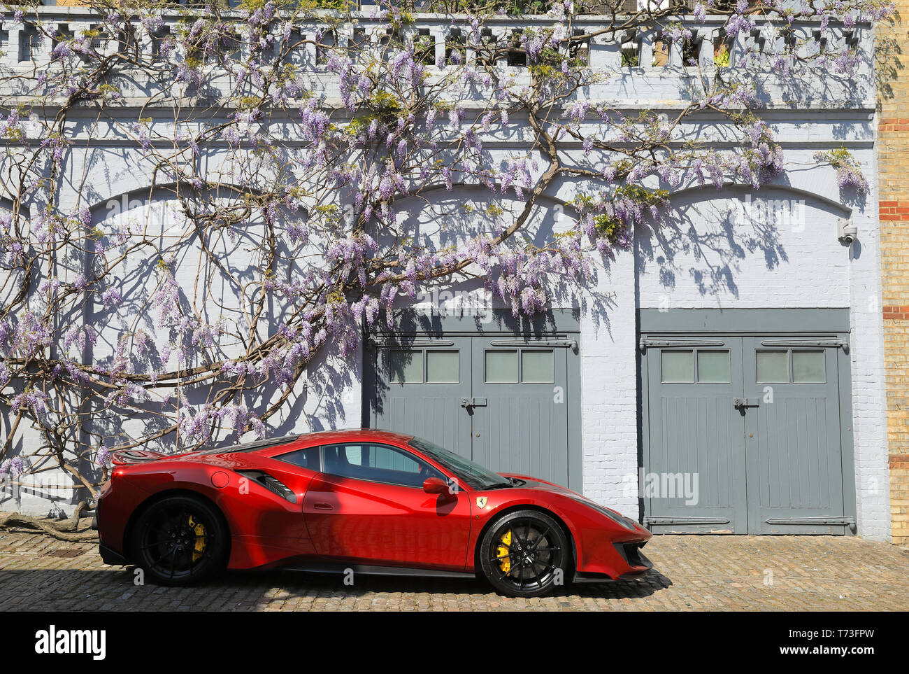 Un rosso Ferrari parcheggiata su Grosvenor Crescent Mews, una strada privata a Belgravia, in London SW1, Regno Unito Foto Stock